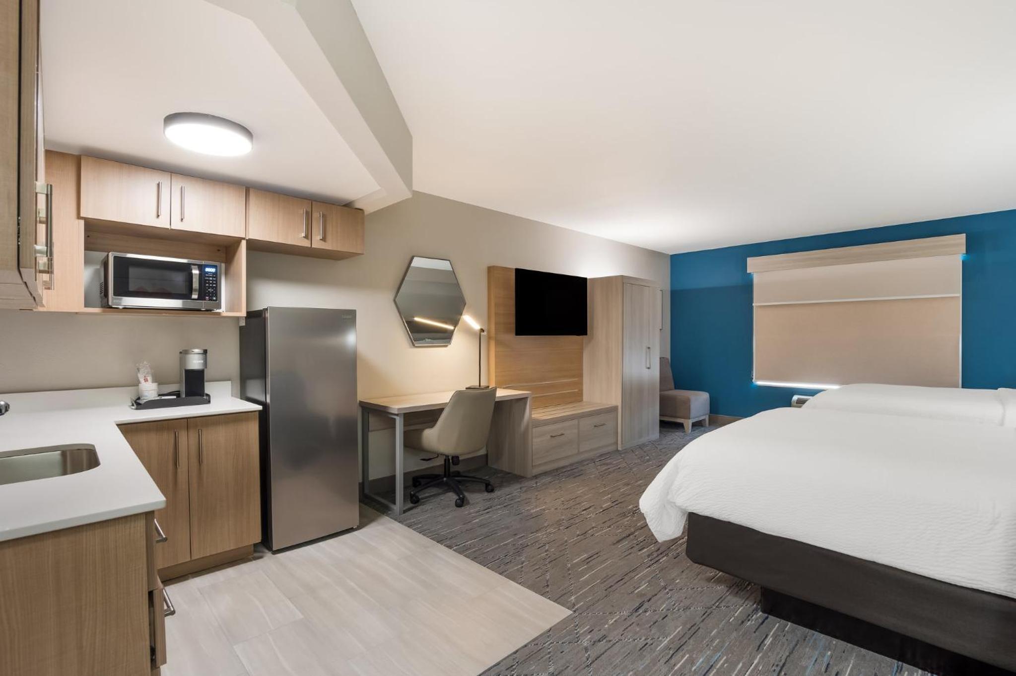Queen Suite with Two Queen Beds - Photo 2
