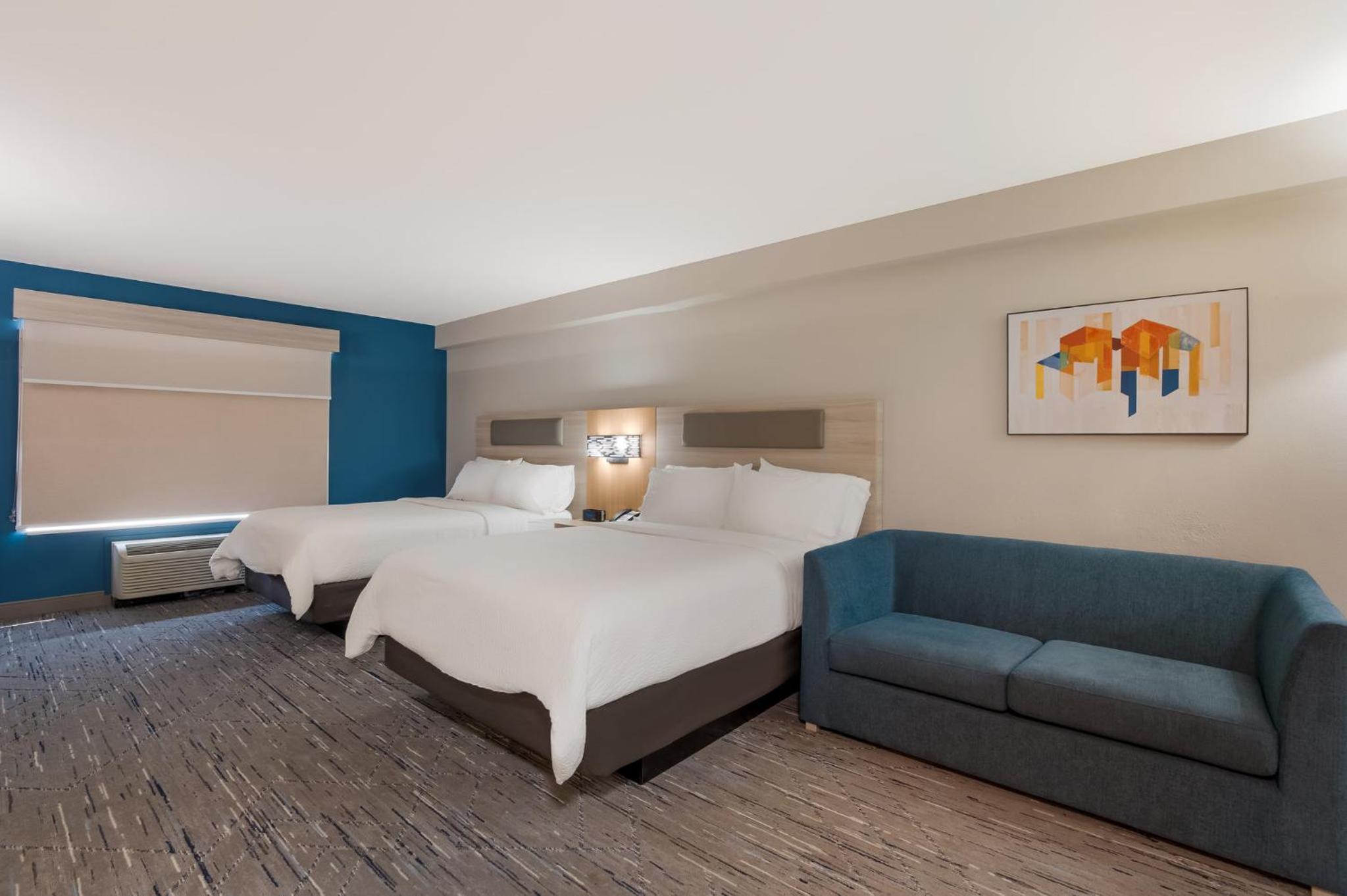 Queen Suite with Two Queen Beds - Photo 10