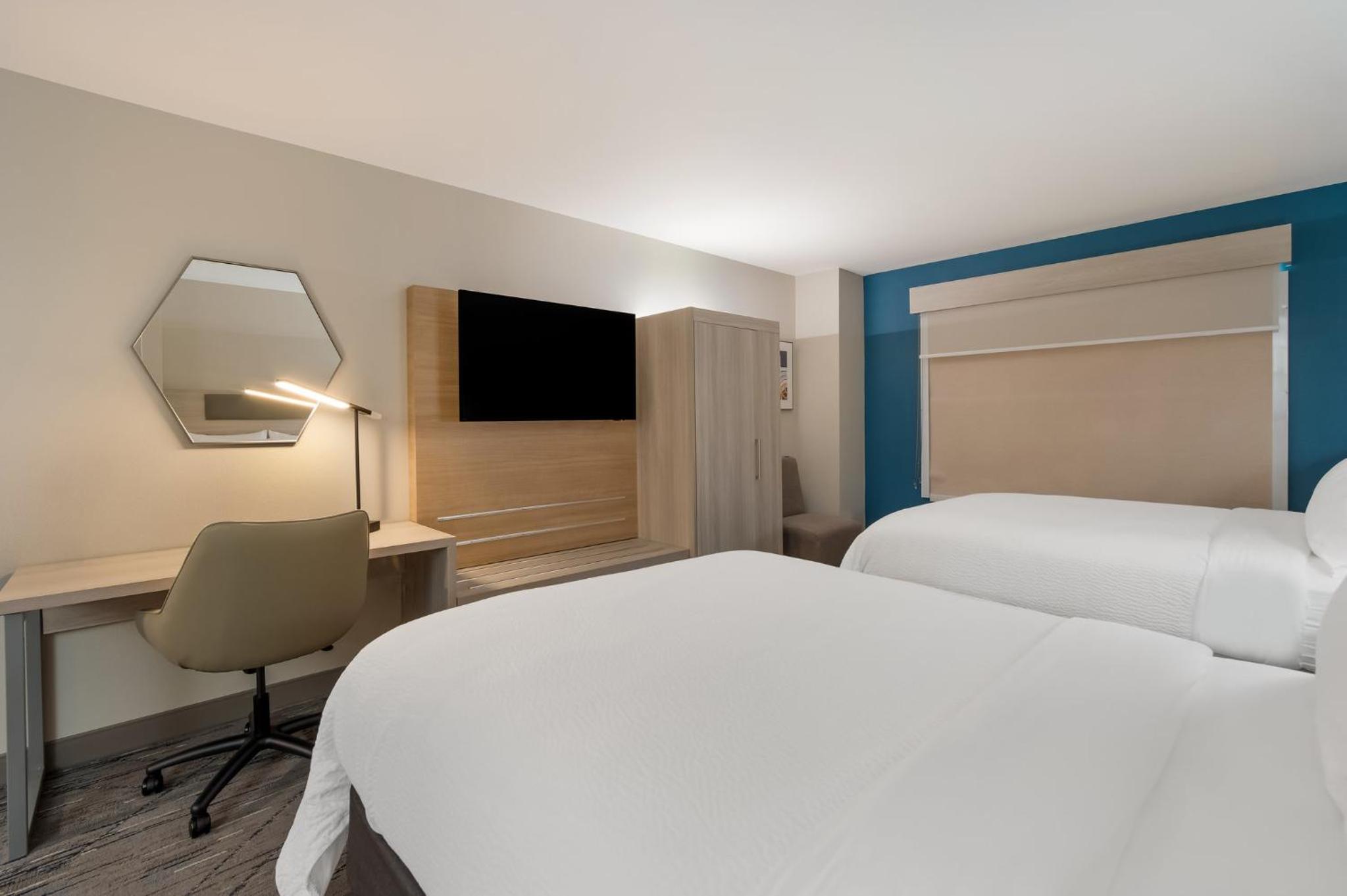 Queen Suite with Two Queen Beds - Photo 8