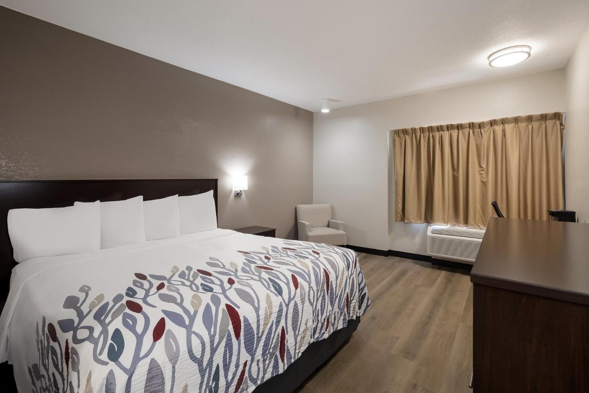 Superior King Room Disability Access Smoke Free - Photo 5