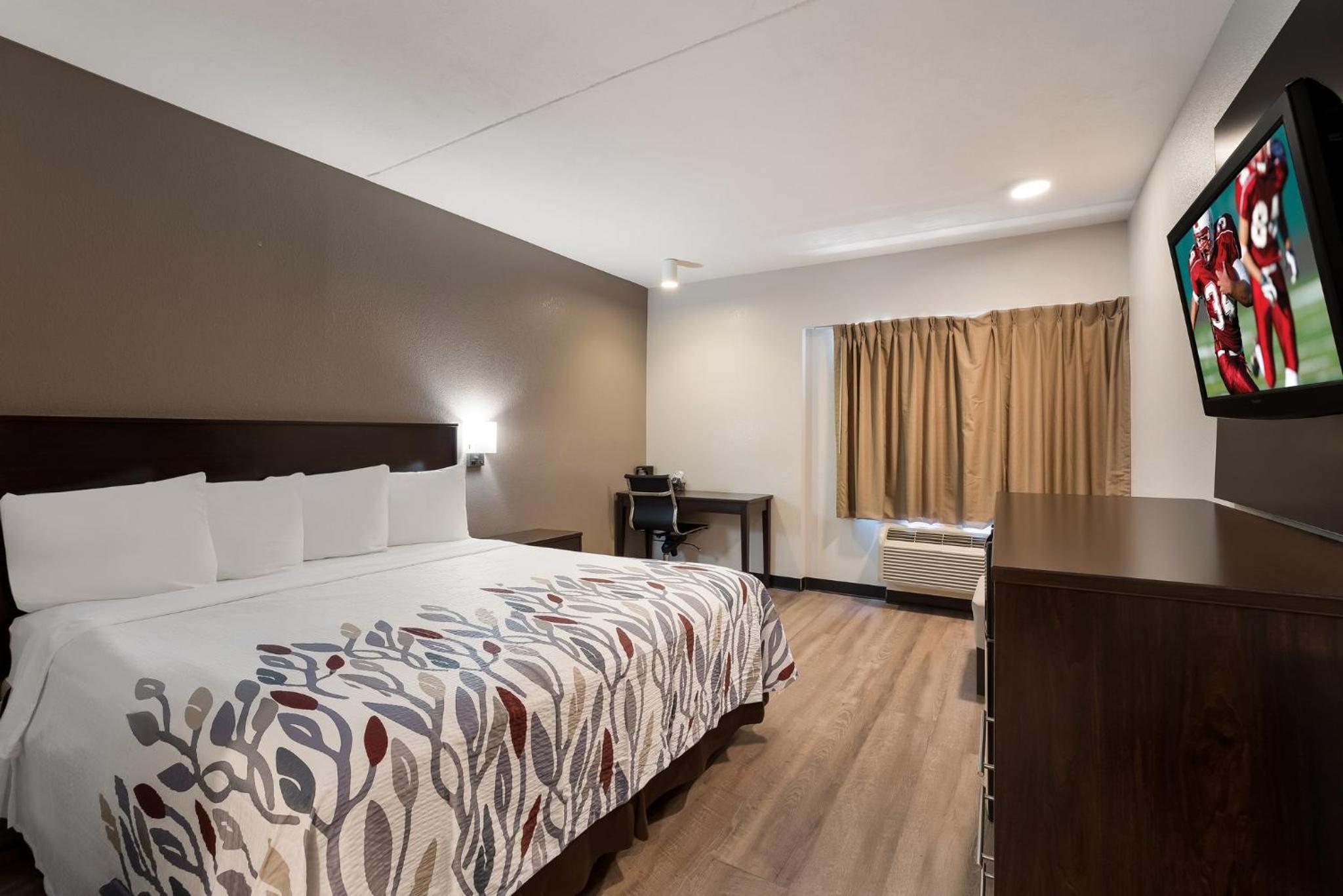 Superior King Room Disability Access Smoke Free - Photo 3