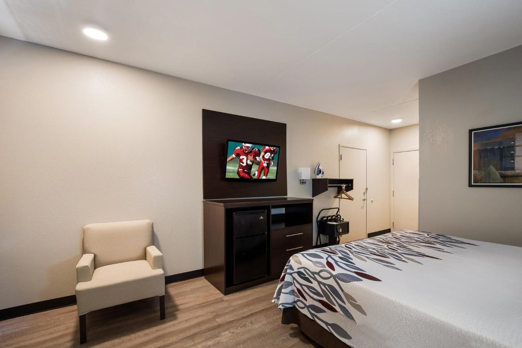 Superior King Room Disability Access Smoke Free - Photo 4