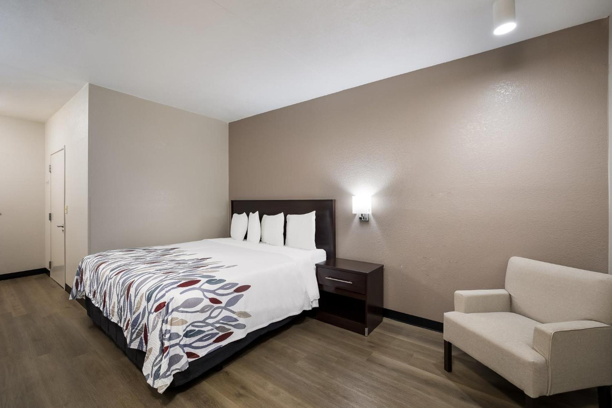 Superior King Room Disability Access Smoke Free - Photo 6