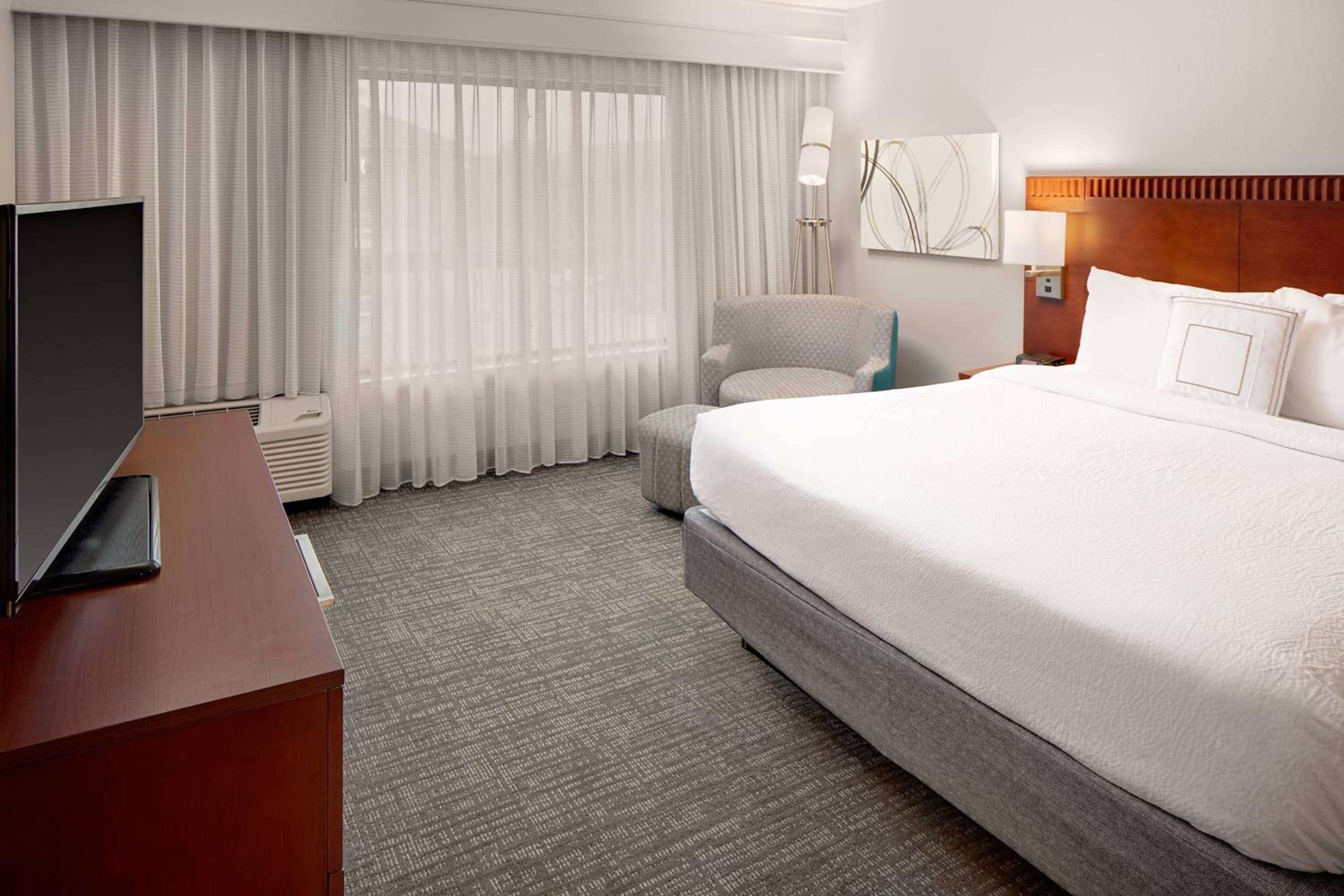 One-Bedroom Executive King Suite - Photo 2