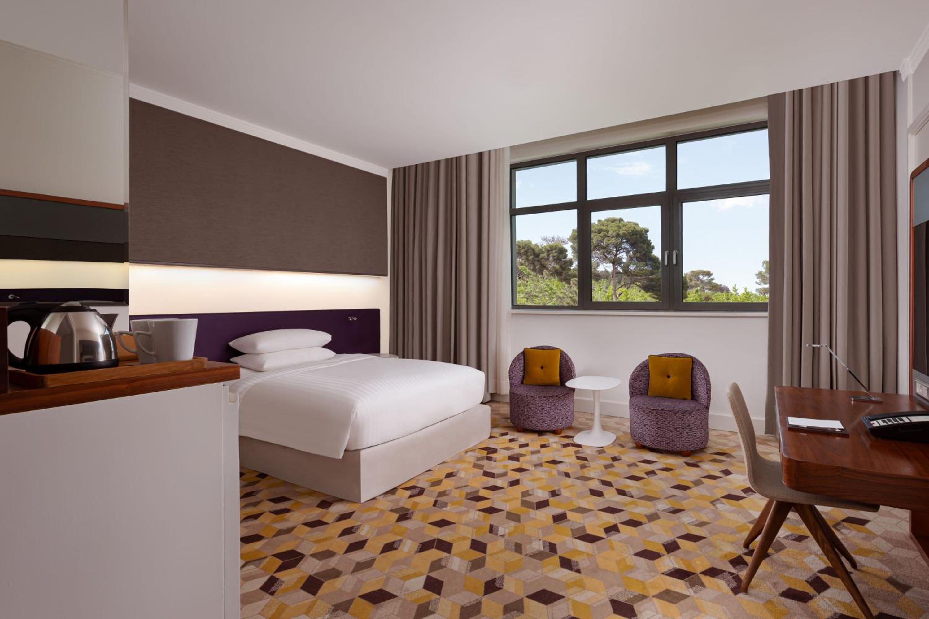 Guest room with 1 King, Garden view photo 3