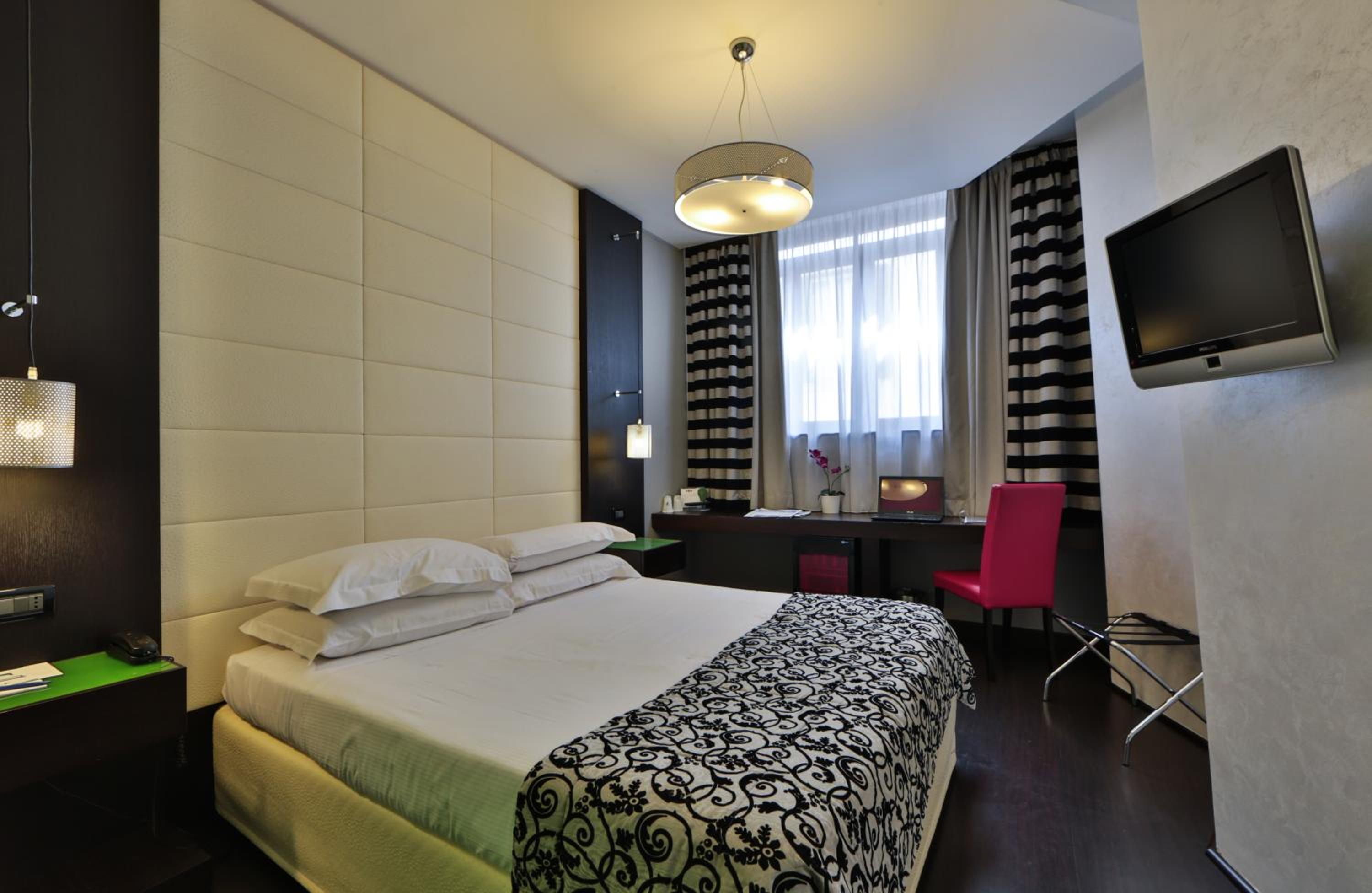 Standard Queen Room thumbnail 6