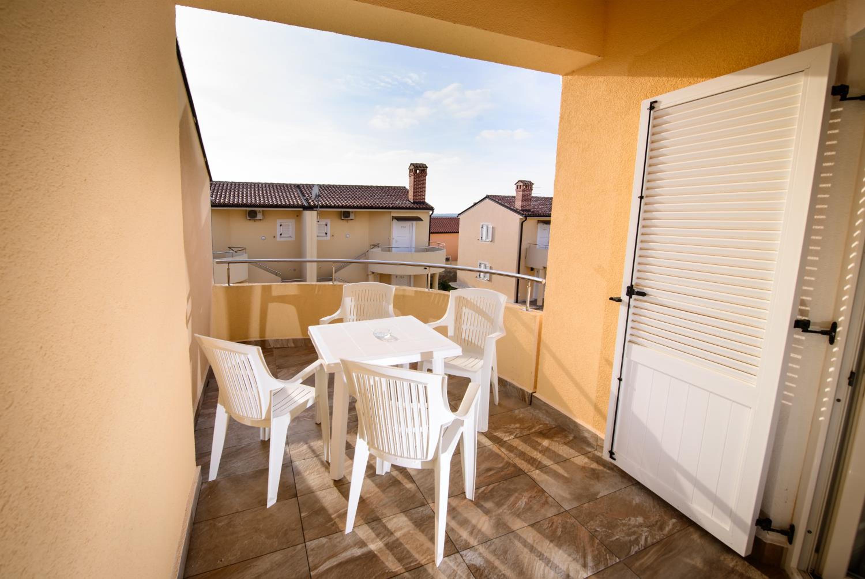 One-Bedroom Apartment with Balcony 1st floor photo 3