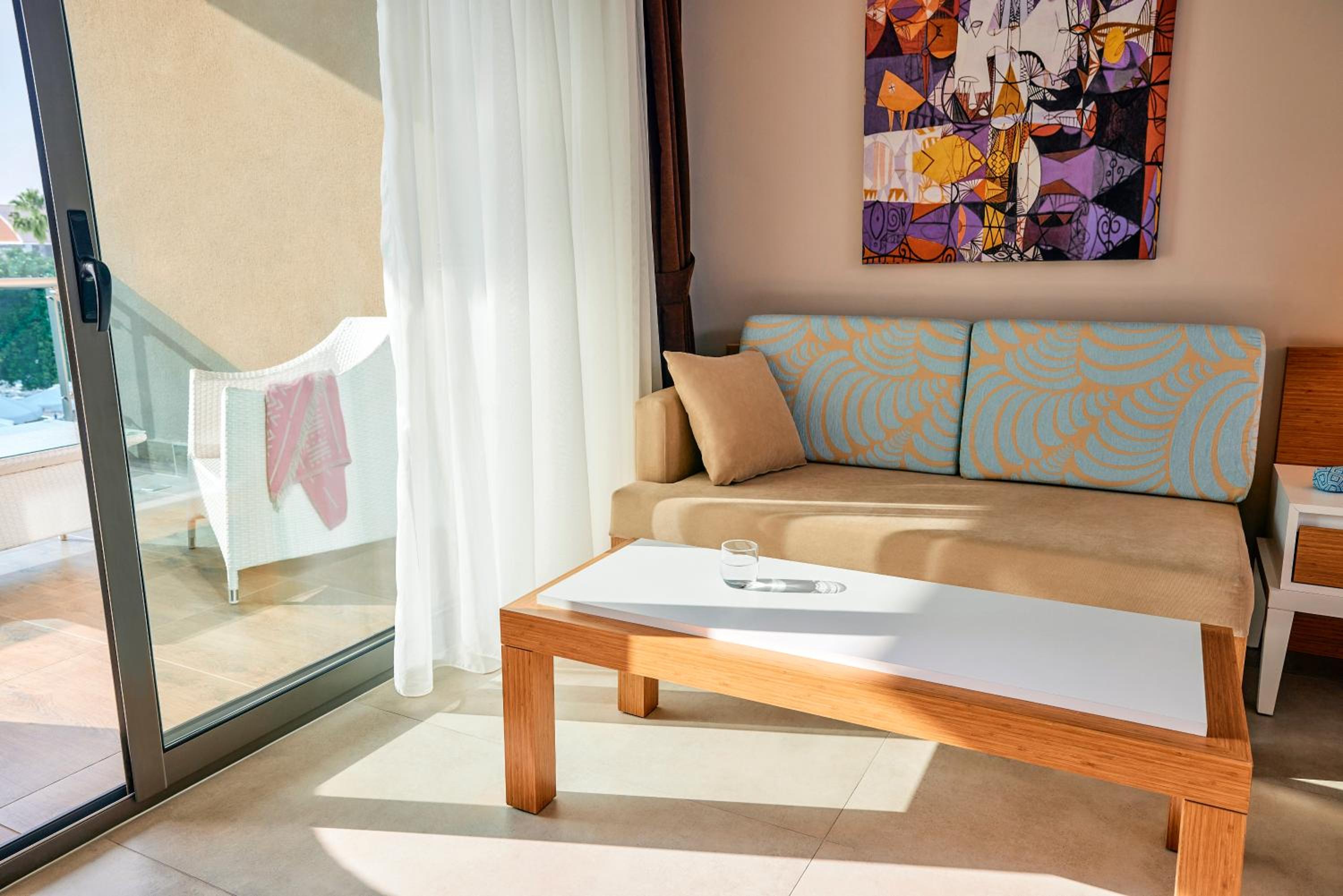 Deluxe Double or Twin Room with Pool View photo 3