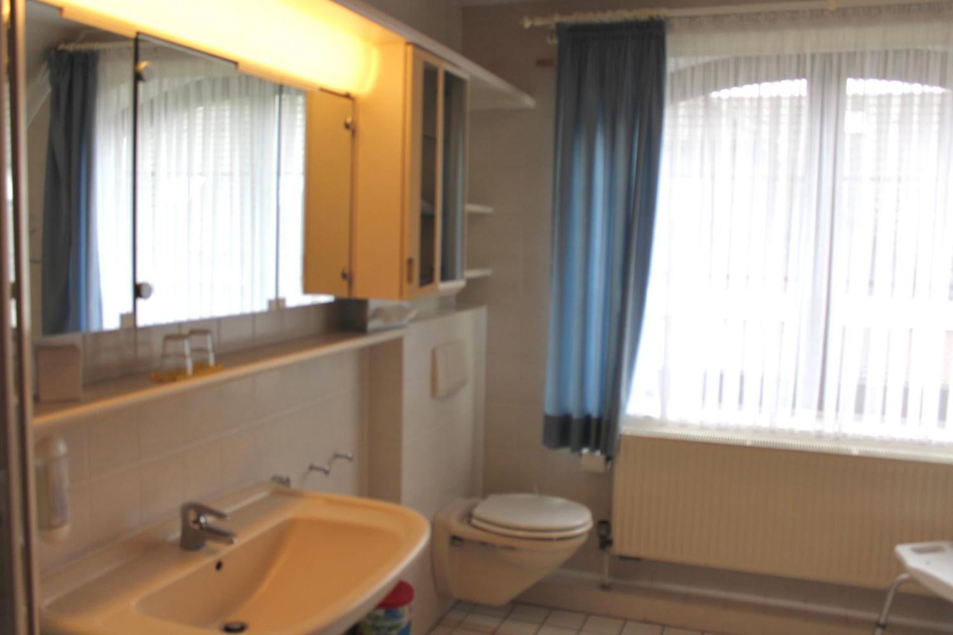 Apartment with Lake View - Photo 6