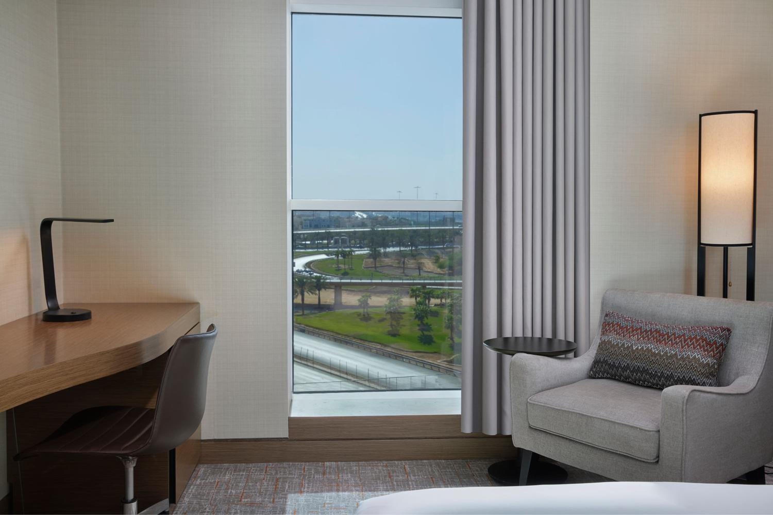 Deluxe, Guest room, 1 King - Photo 3