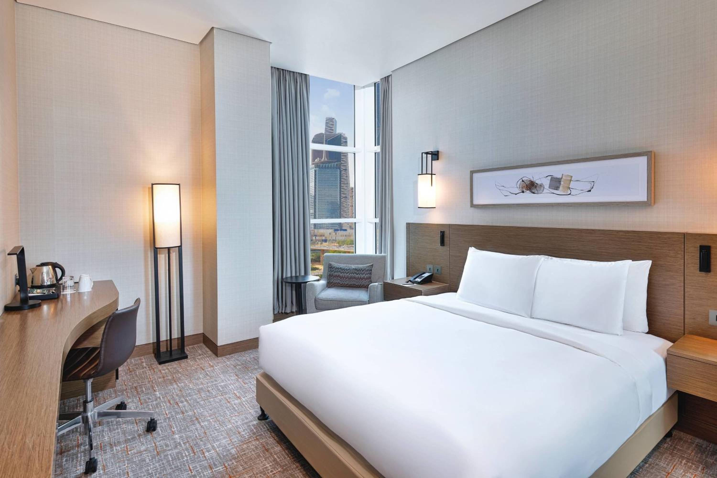 Deluxe, Guest room, 1 King - Photo 1