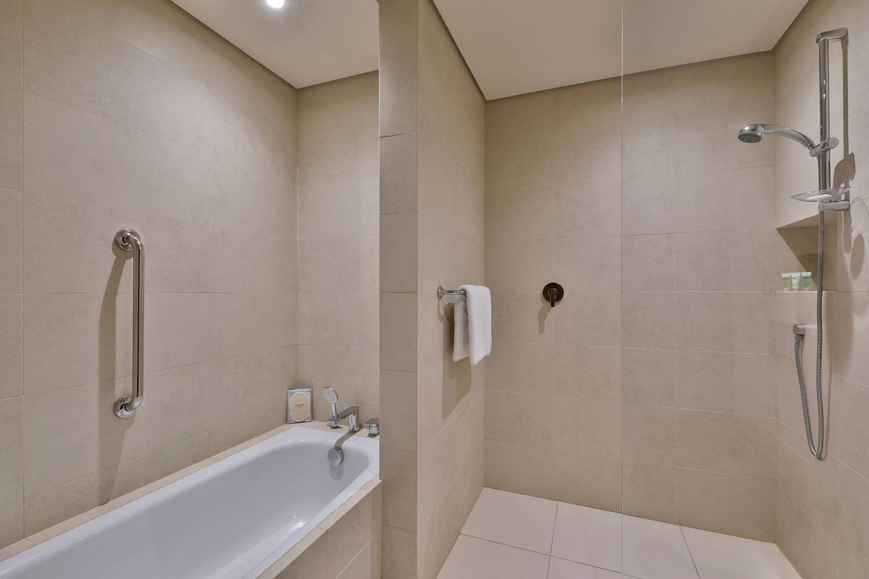 Business, 1 Bedroom Suite, 1 King - Photo 4