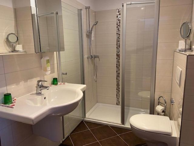 Double Room with Lake View - Photo 7
