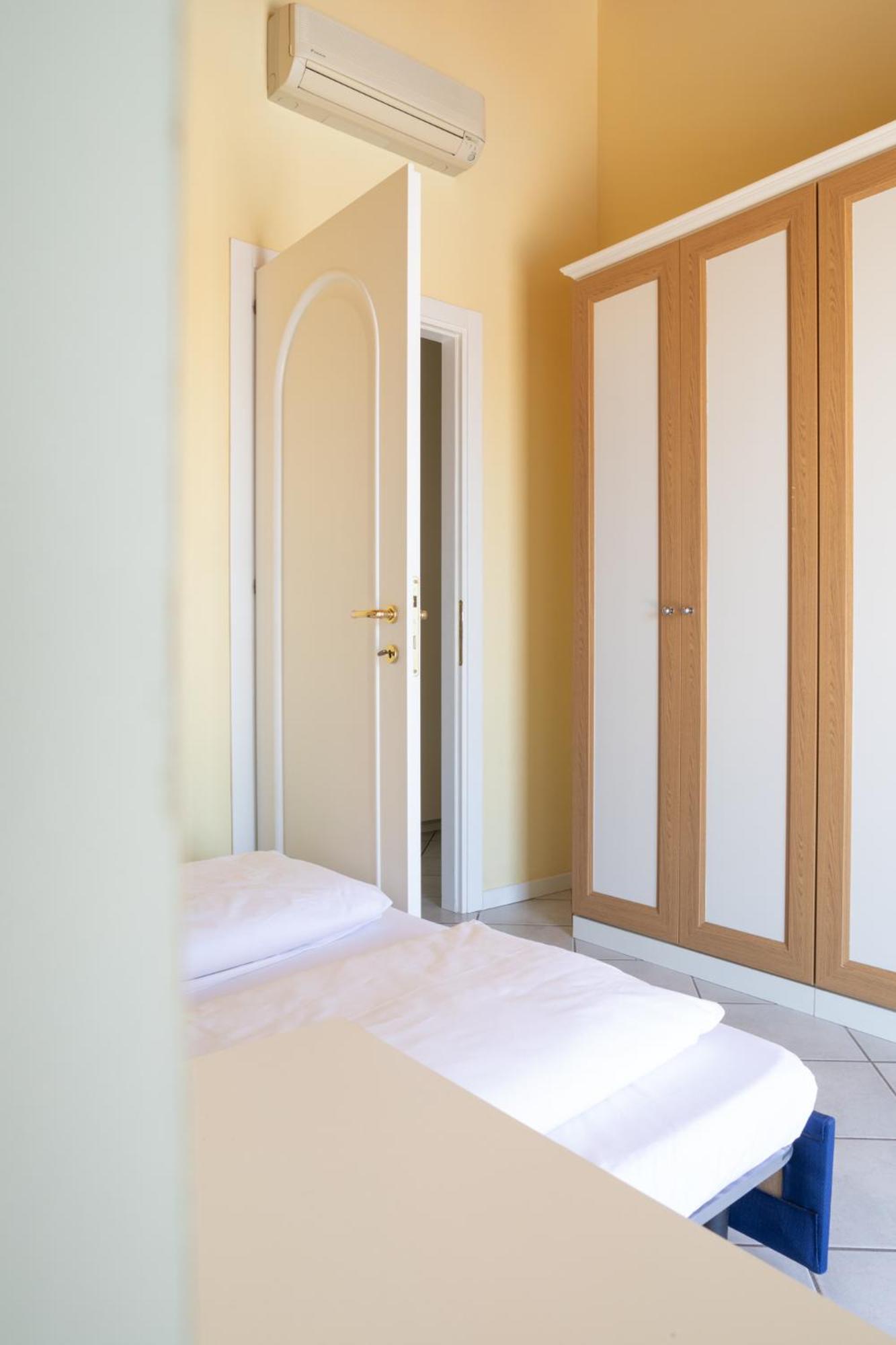 Standard Two-Bedroom Suite with Terrace and Lake View - Photo 10