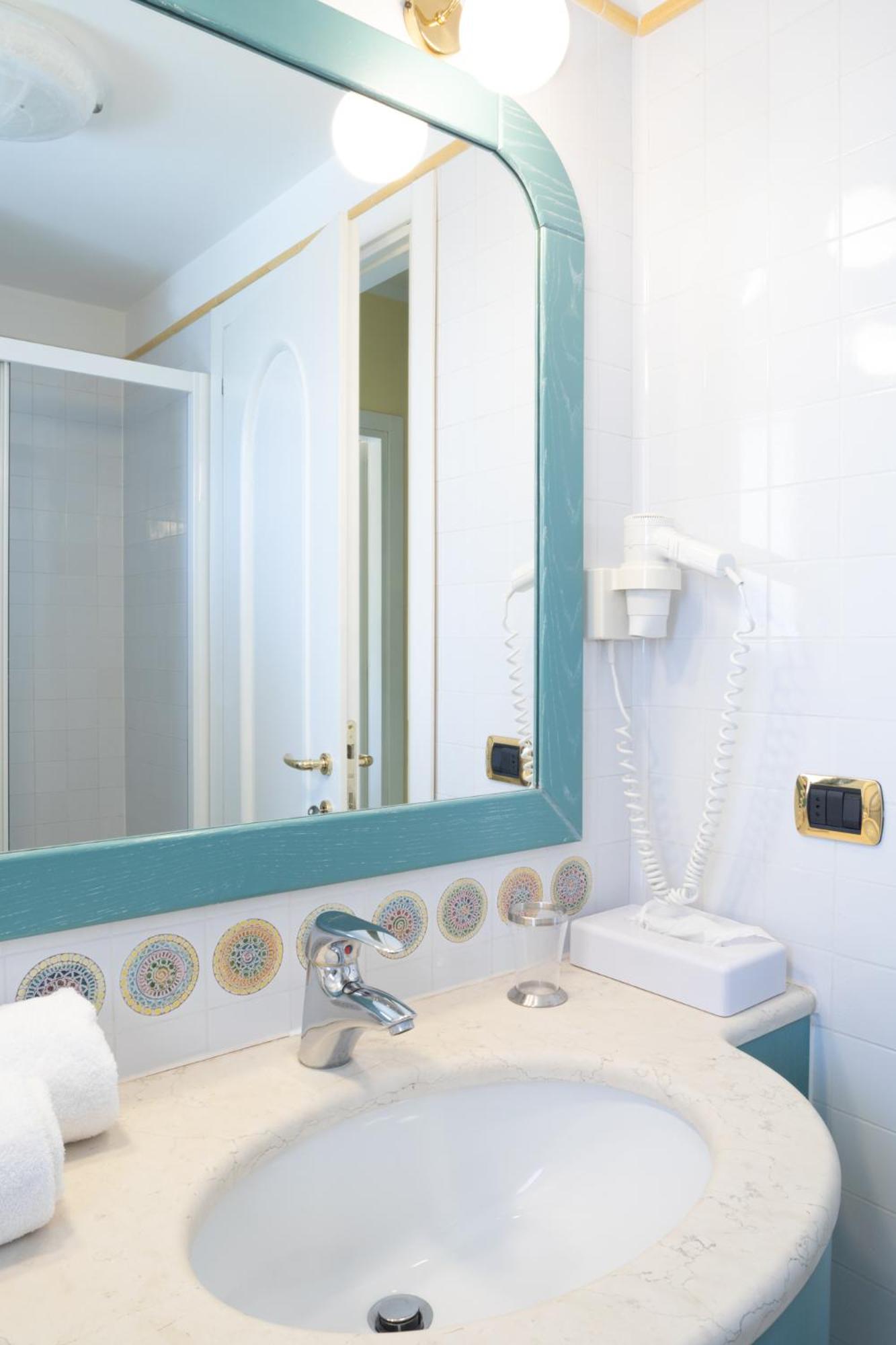 Standard Two-Bedroom Suite with Terrace and Lake View - Photo 15