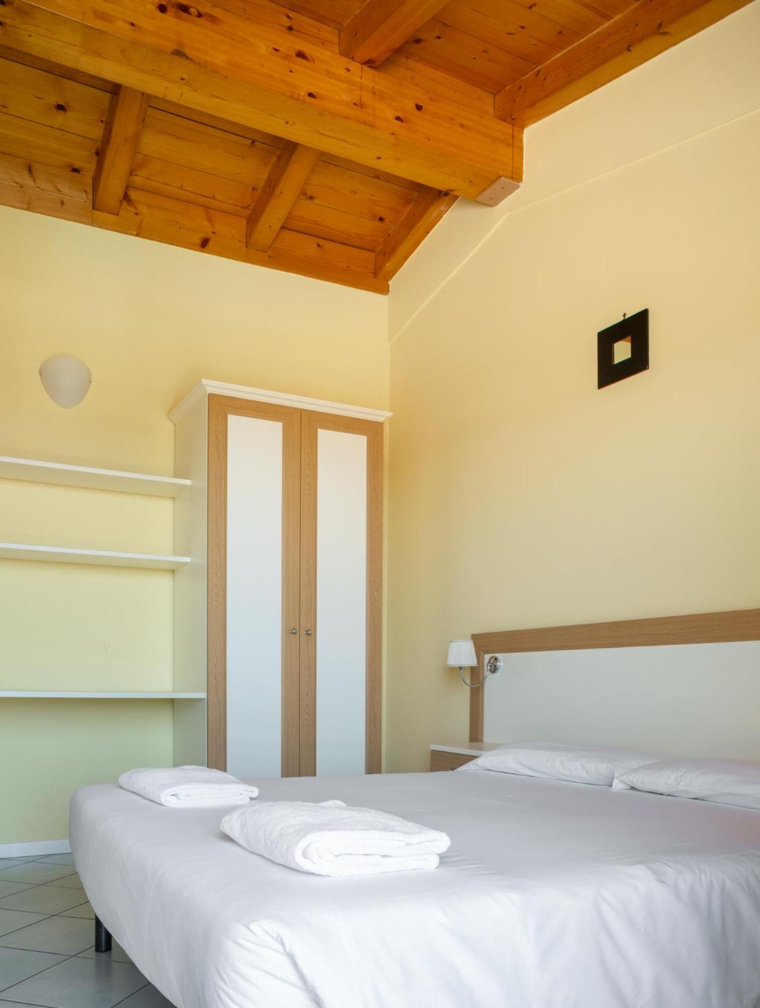 Standard Two-Bedroom Suite with Terrace and Lake View - Photo 12