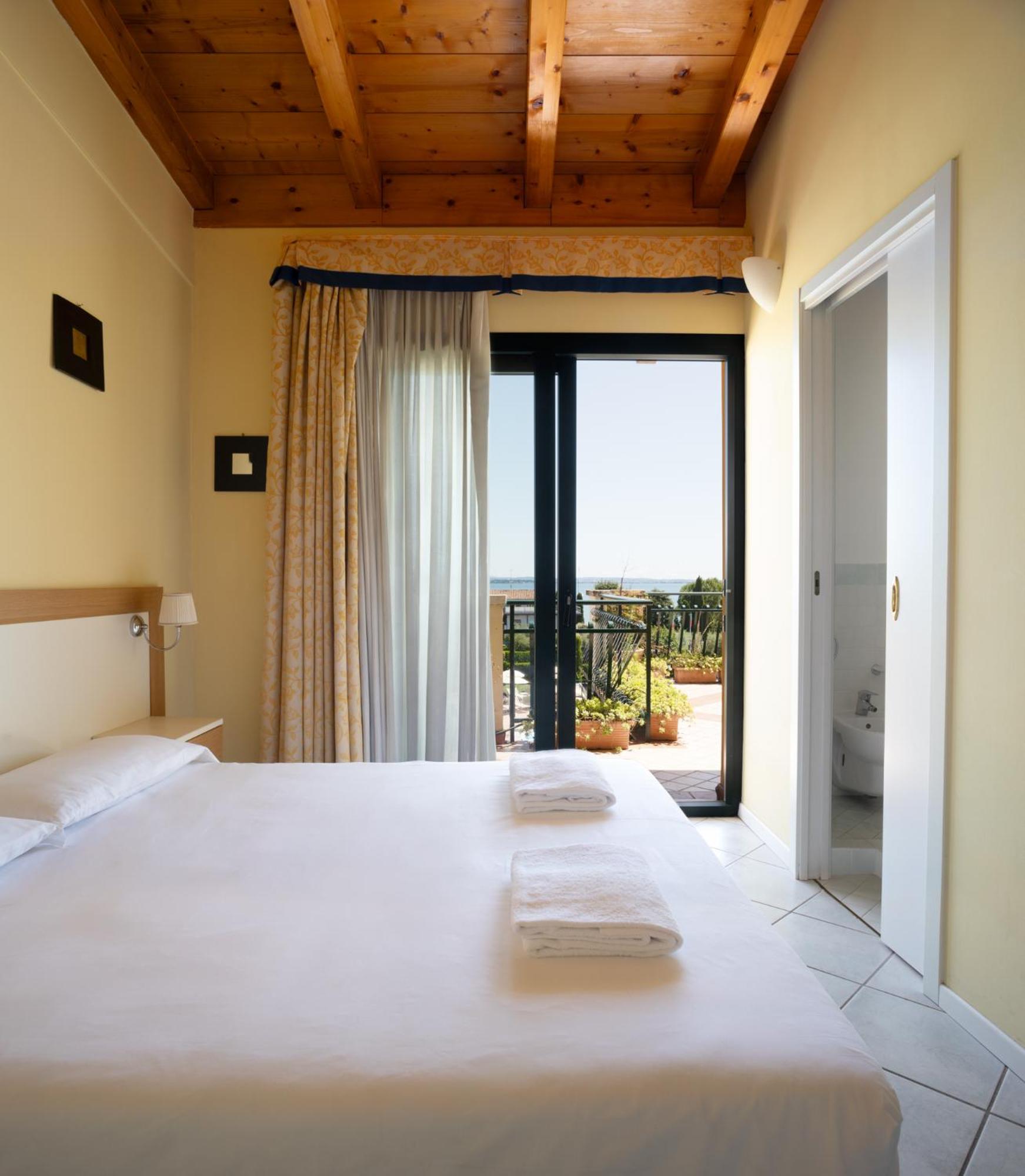 Standard Two-Bedroom Suite with Terrace and Lake View - Photo 9