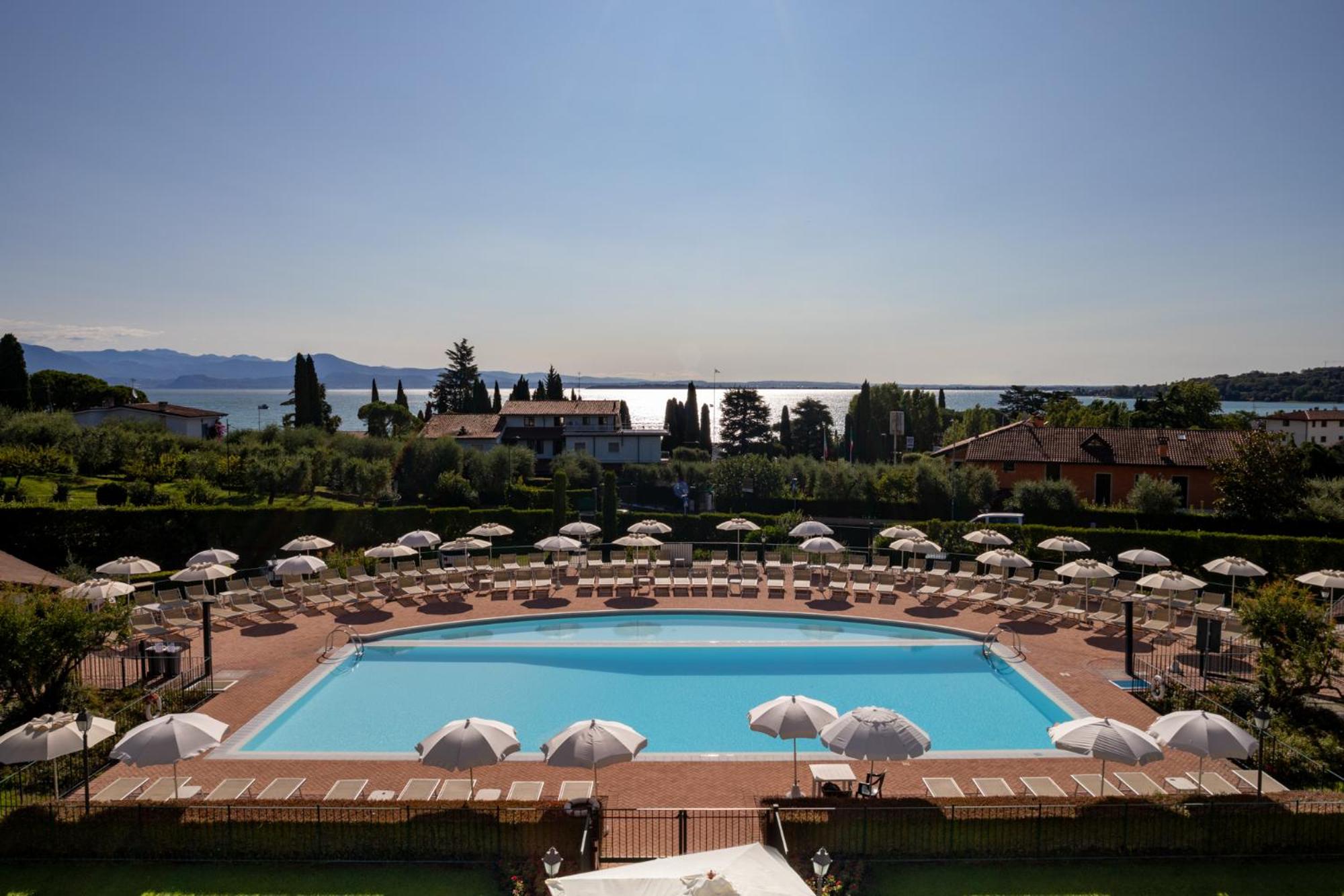 Standard Two-Bedroom Suite with Terrace and Lake View - Photo 8