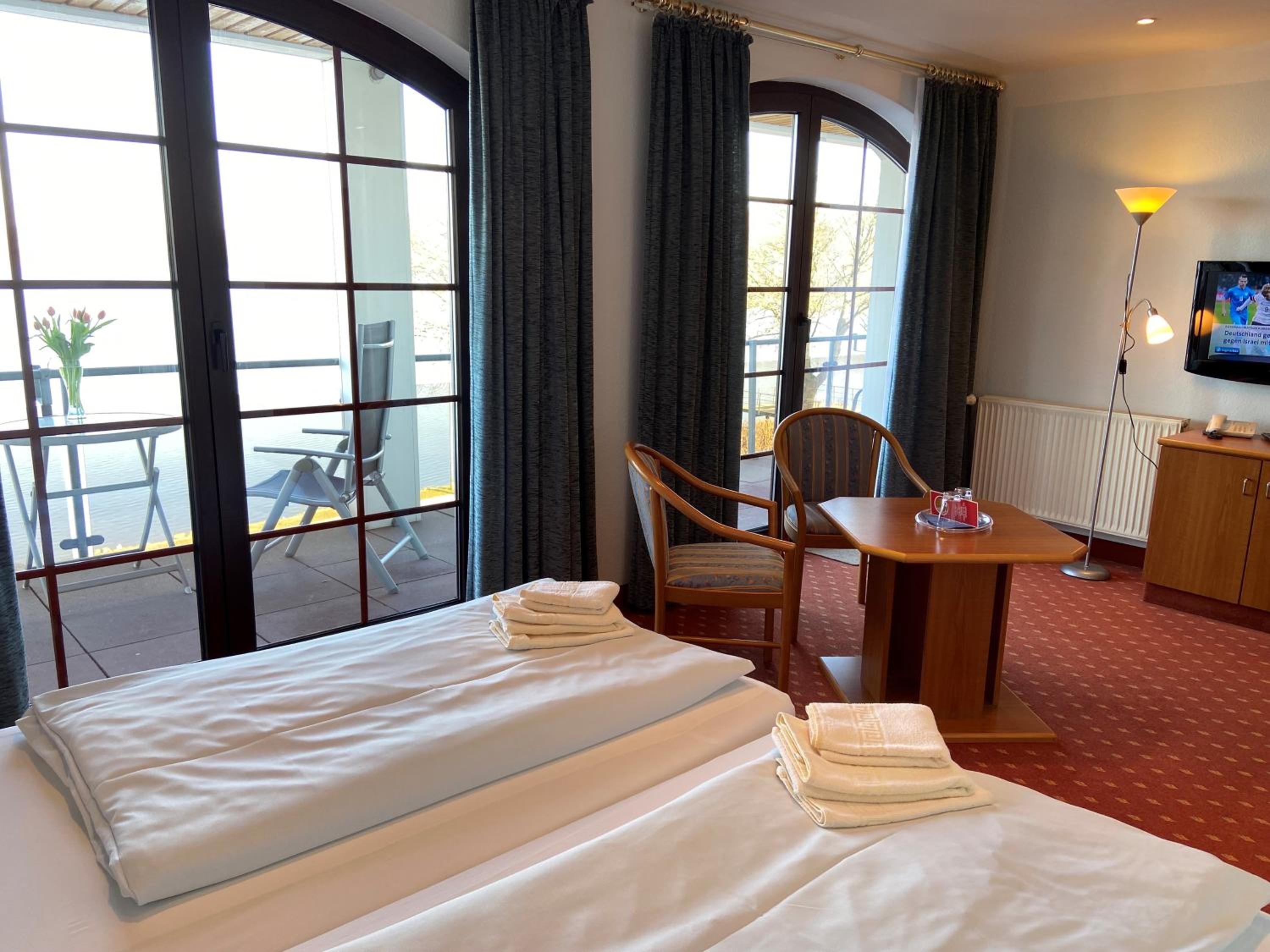 Double Room with Lake View - Photo 5