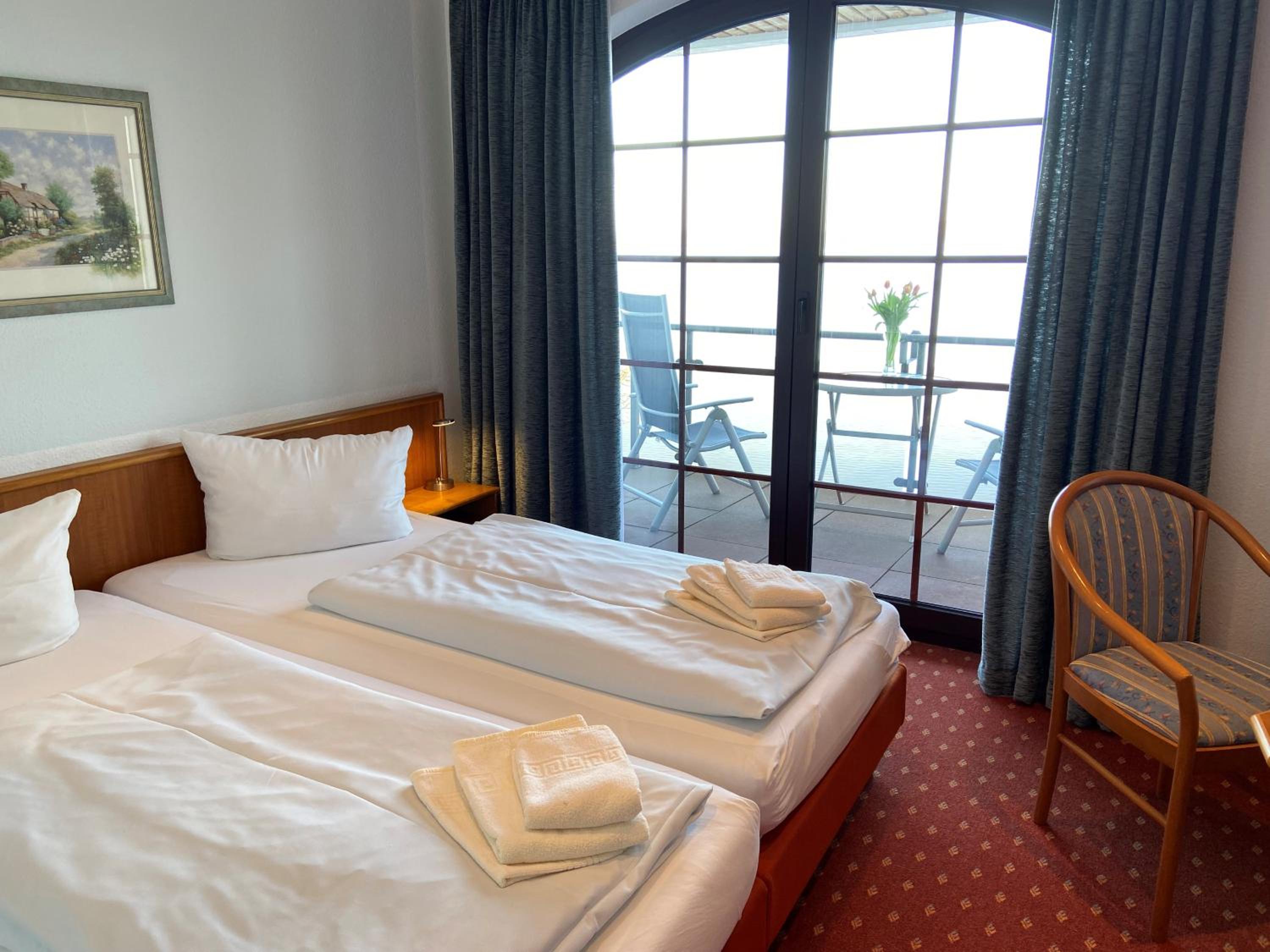 Double Room with Lake View - Photo 6