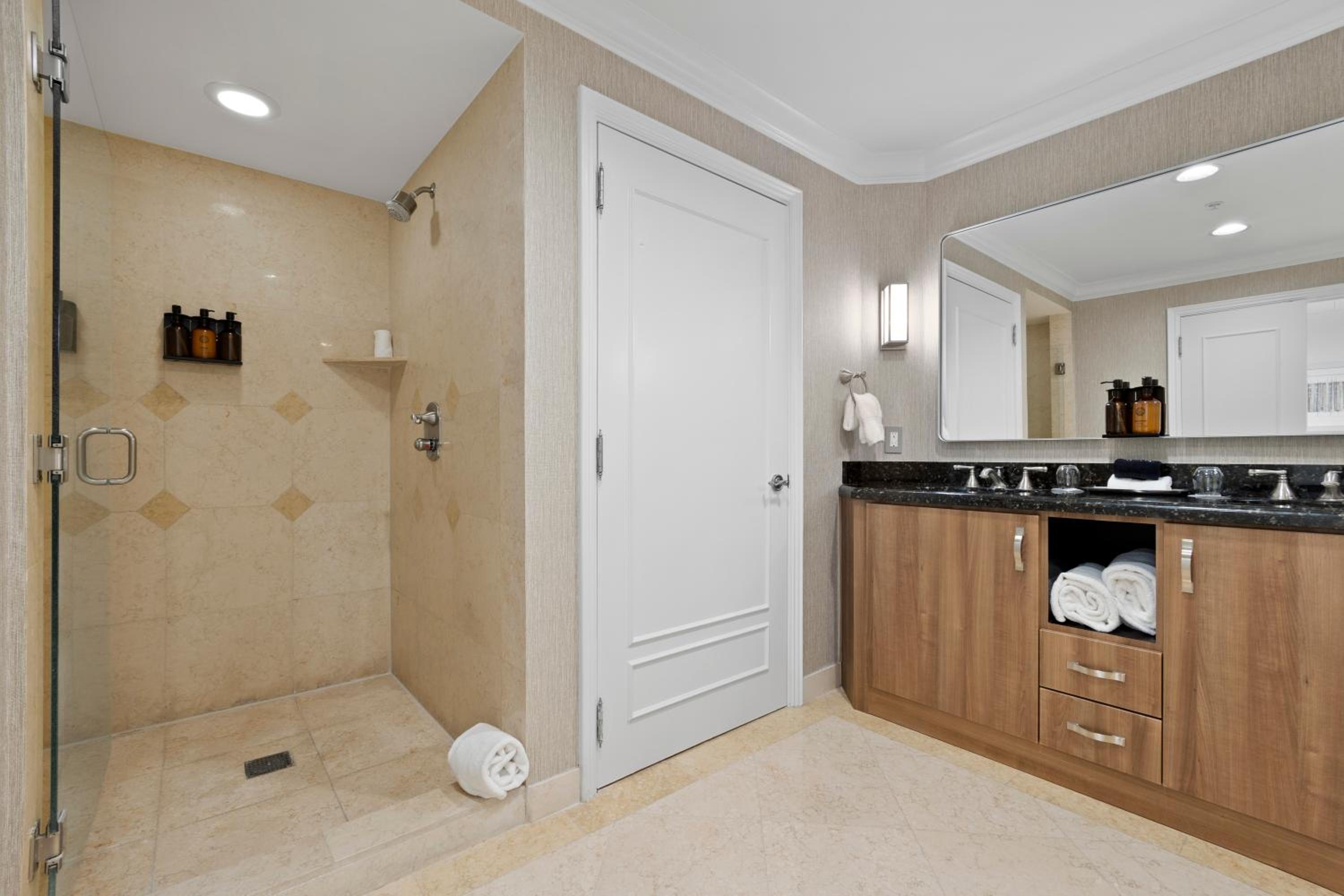 One-Bedroom Suite with City View thumbnail 5