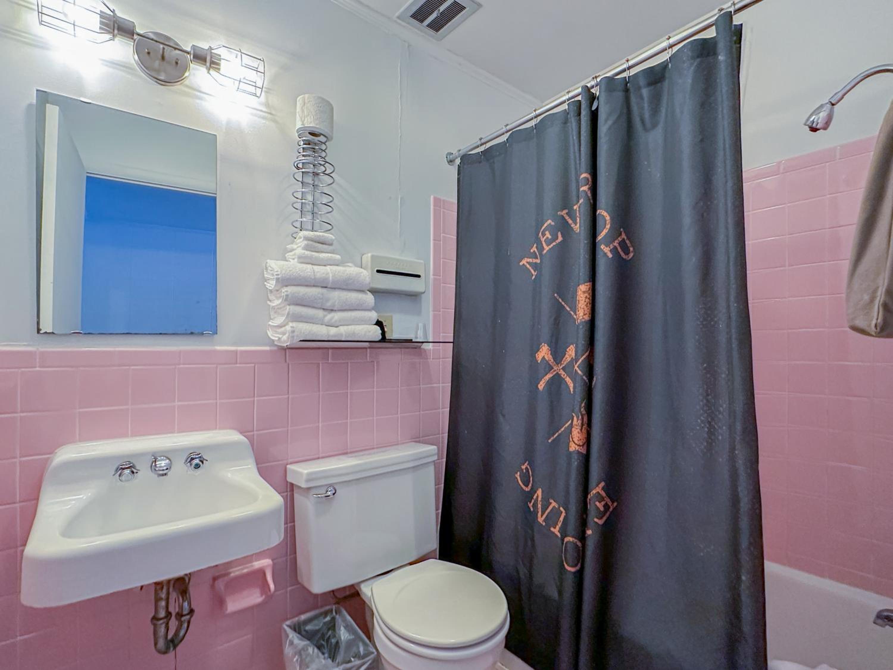 Queen Room photo 2