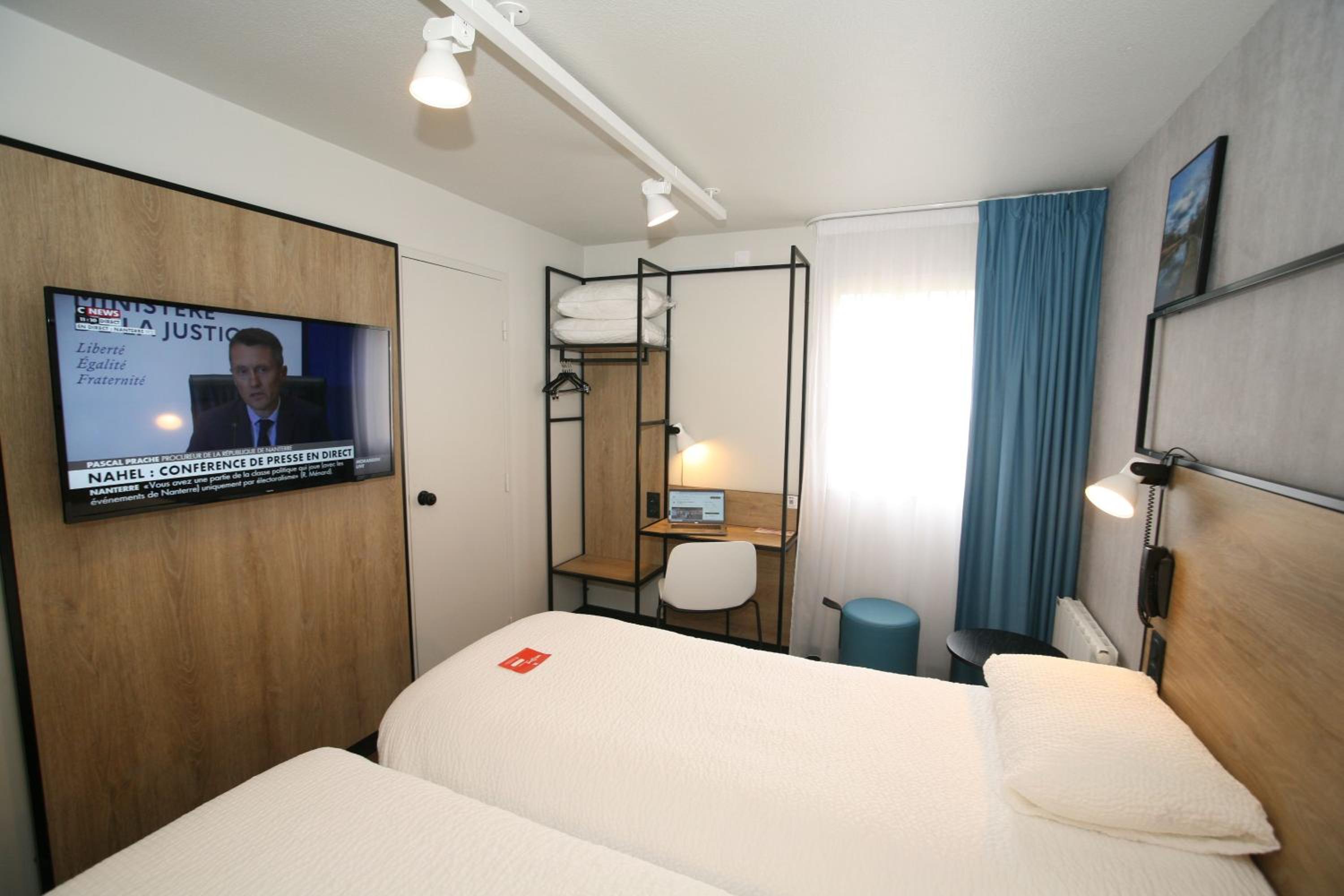 Standard Twin Room - Photo 4