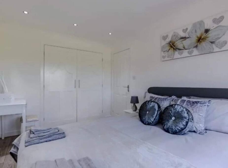 Three-Bedroom House photo 2