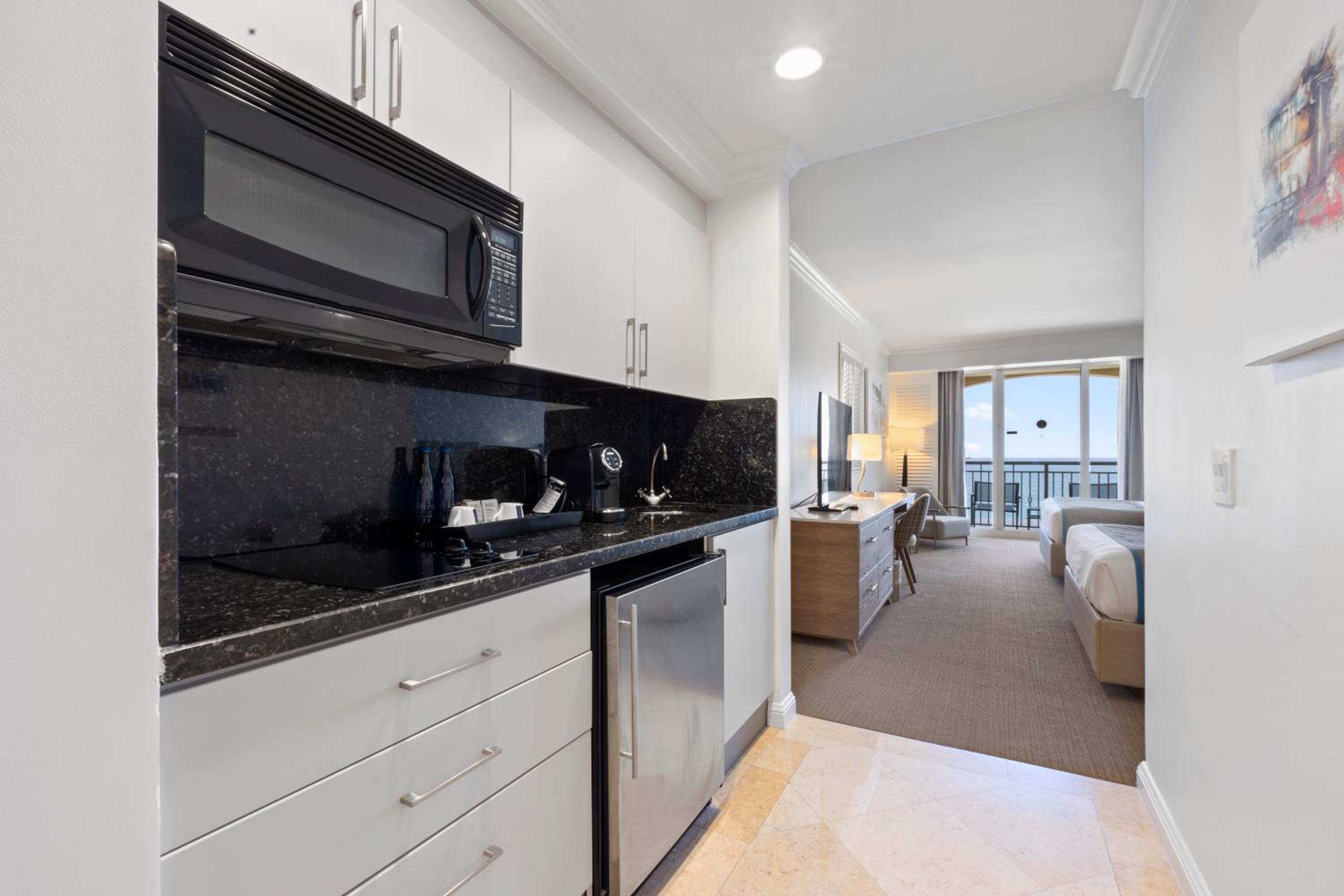 Queen Studio with Oceanfront View, photo 7