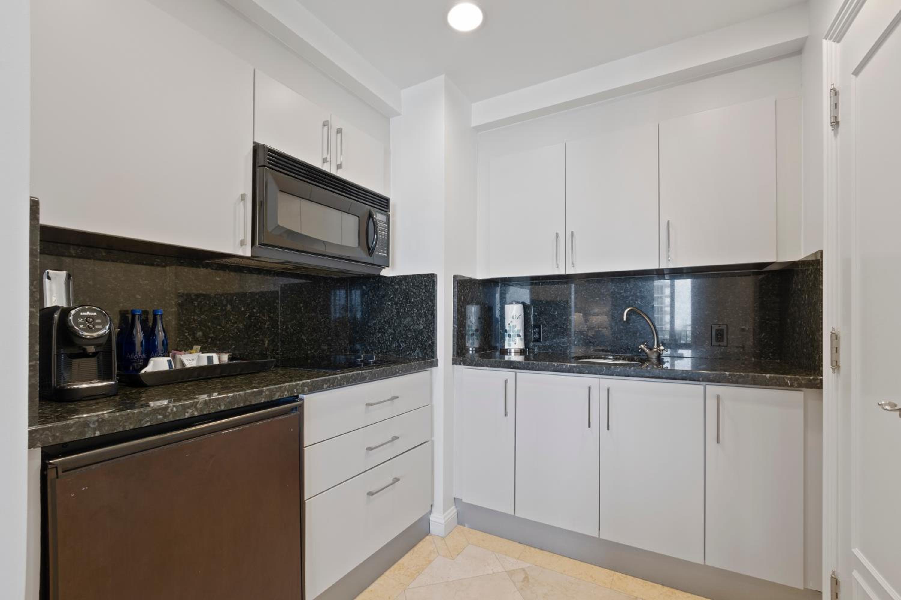 One-Bedroom Suite with Ocean View thumbnail 5