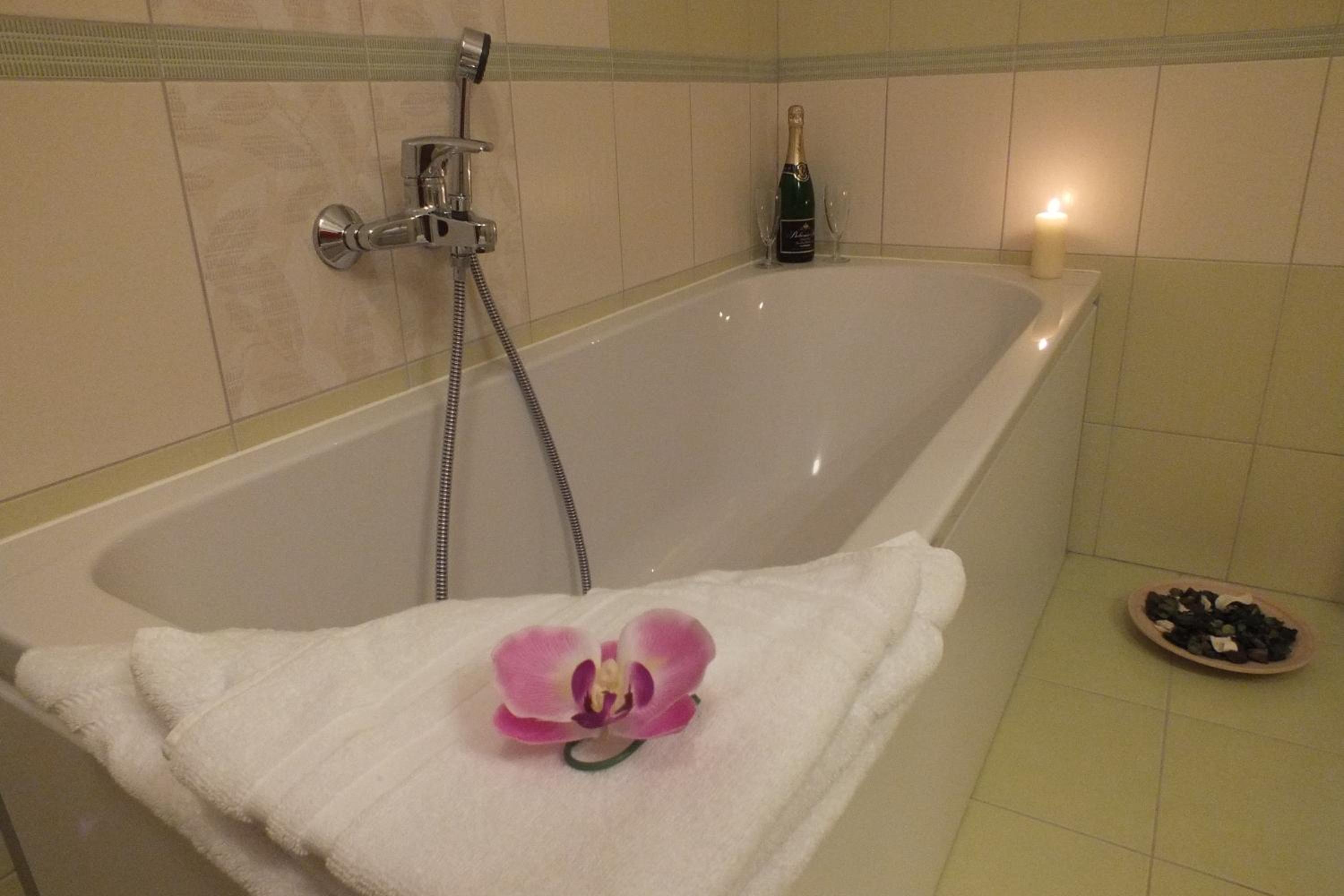 Twin Room with Private Bathroom photo 2