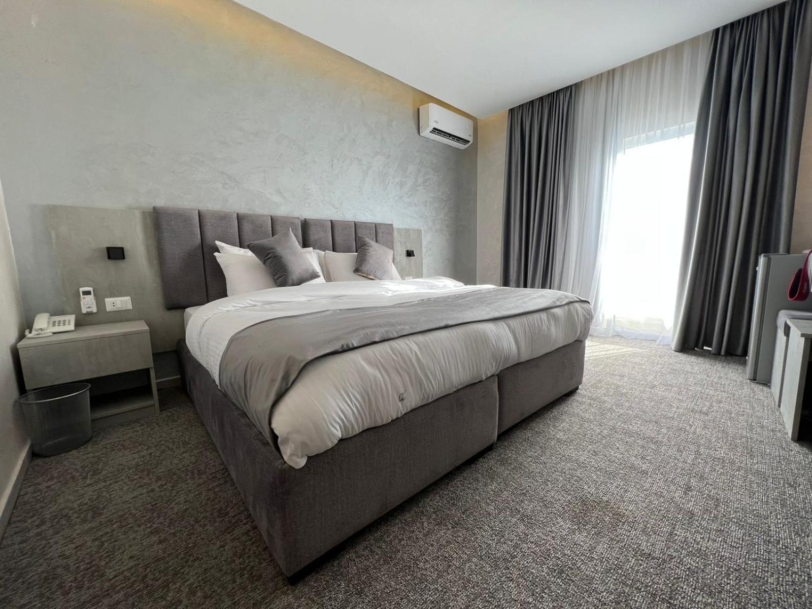 Deluxe King Room - Photo 1