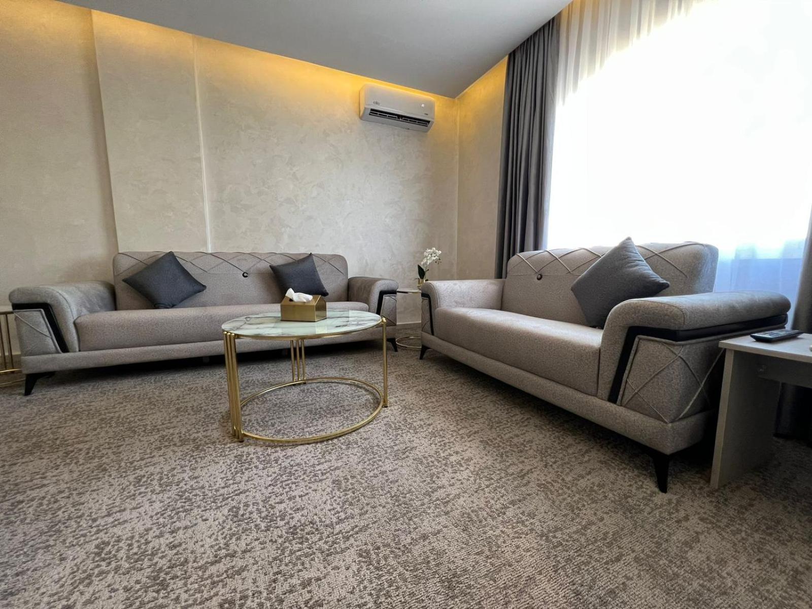 One-Bedroom Apartment - Photo 2
