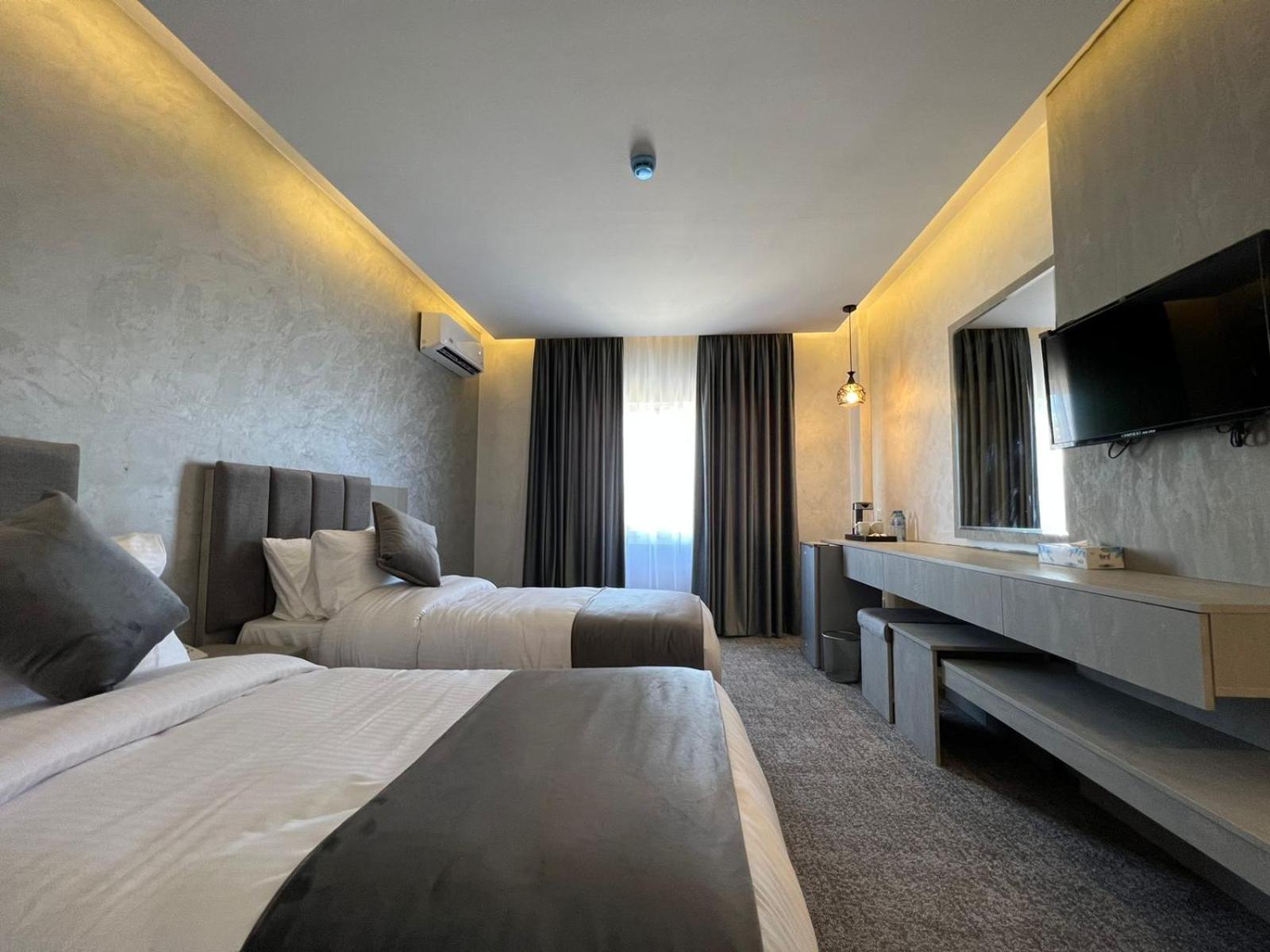Twin Room - Photo 11