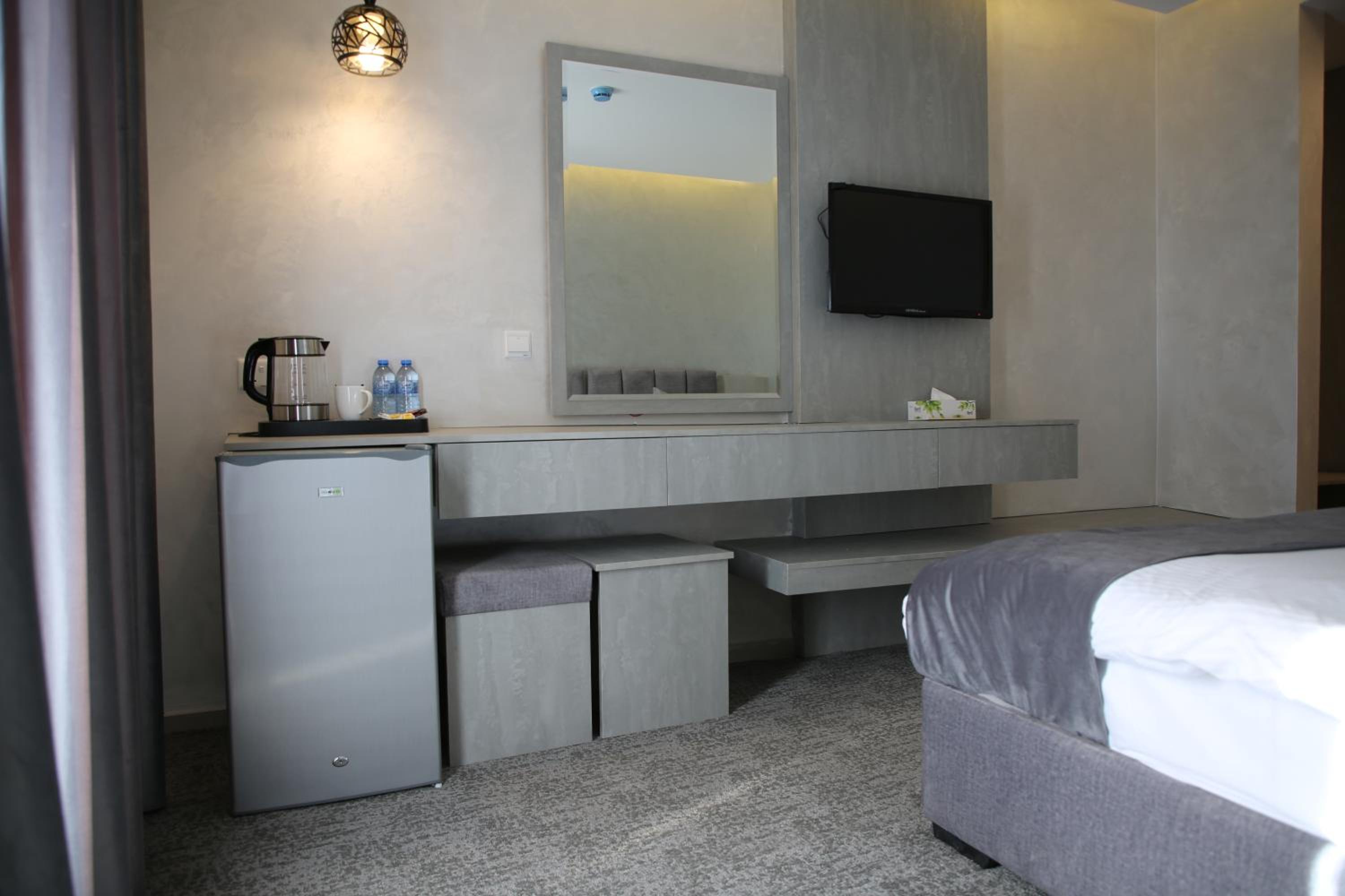 Deluxe King Room - Photo 3