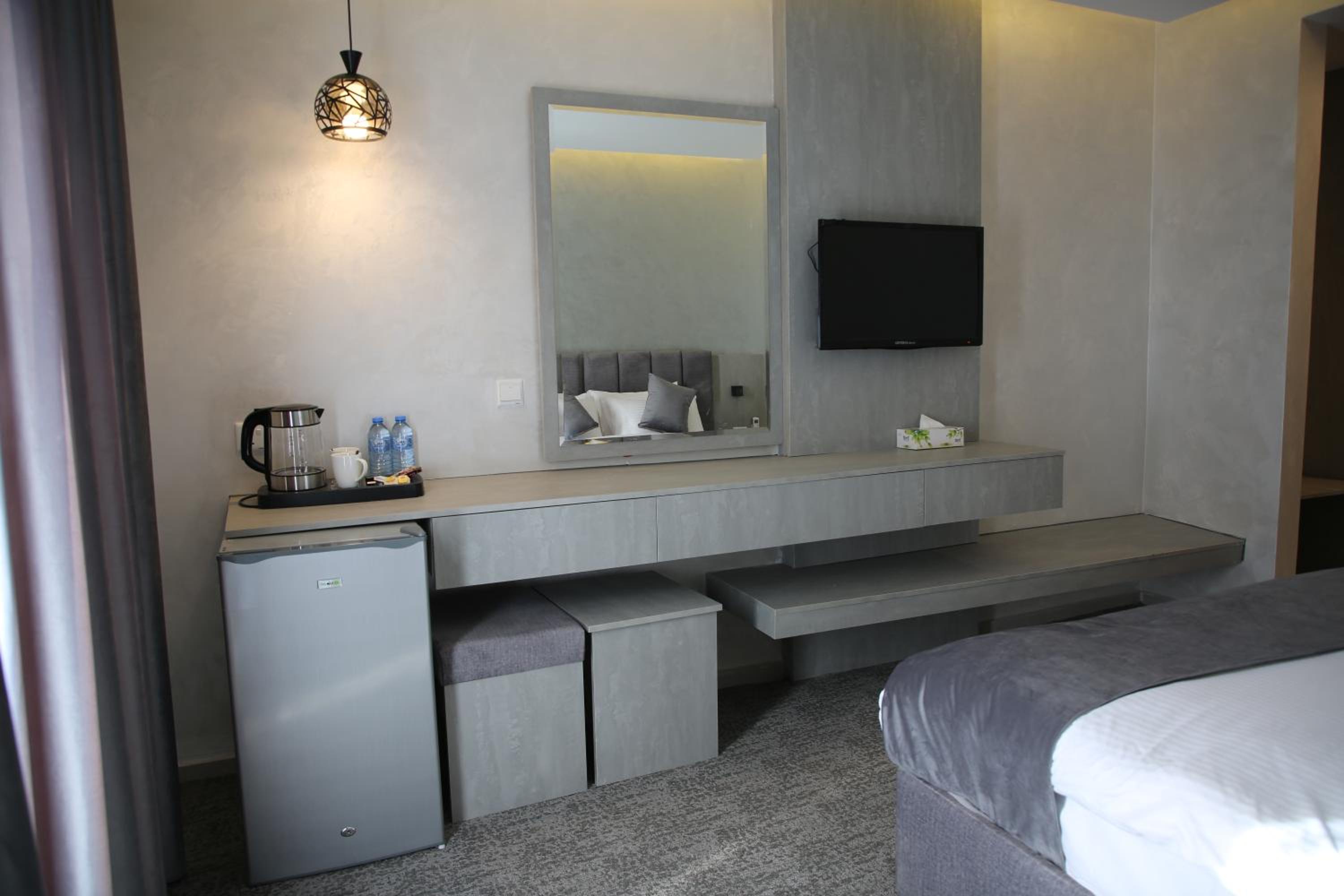 Deluxe King Room - Photo 15