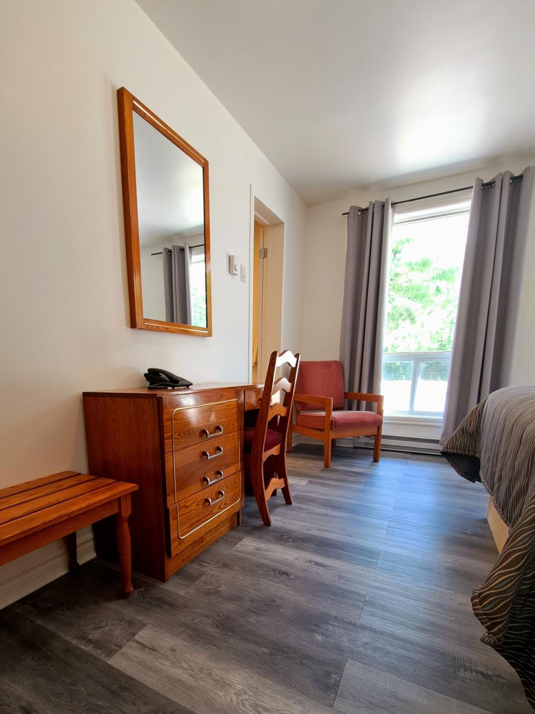 Queen Room photo 2
