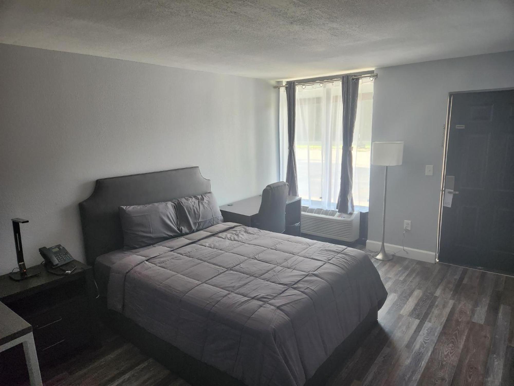 Queen Room photo 1