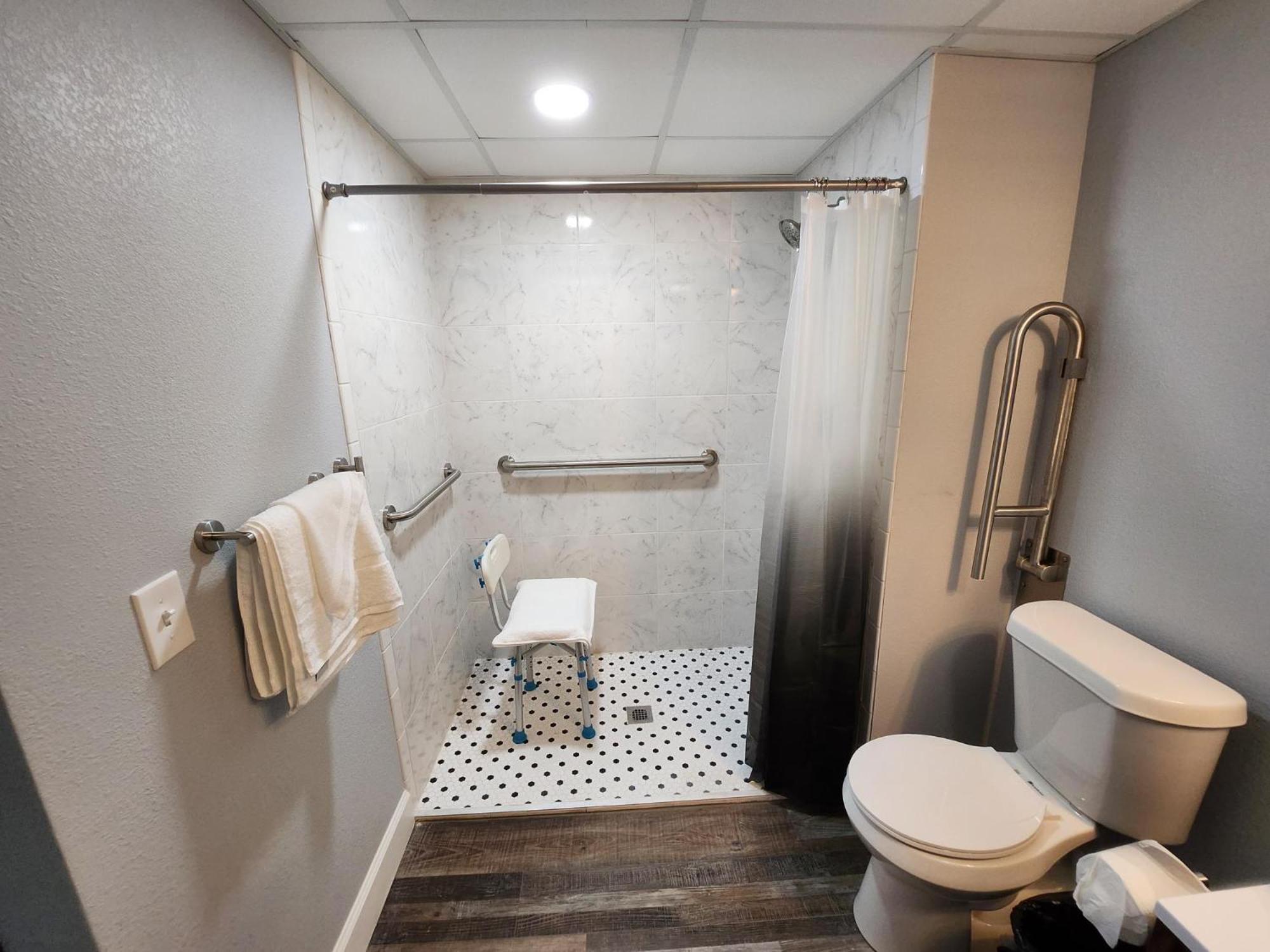 Queen Room - Disability Access photo 2