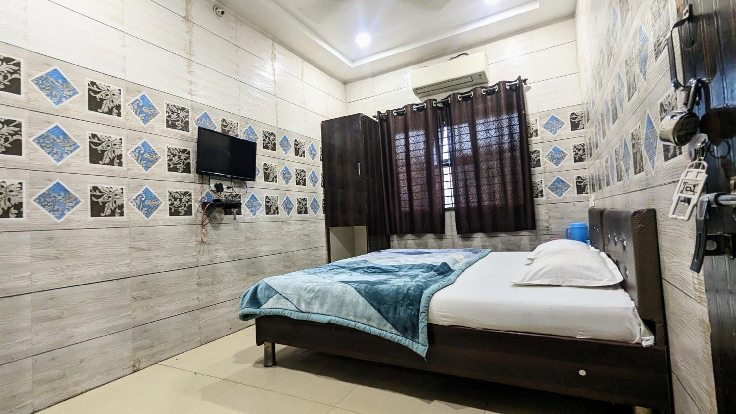 Deluxe Double Room (2 Adults + 1 Child) photo 3
