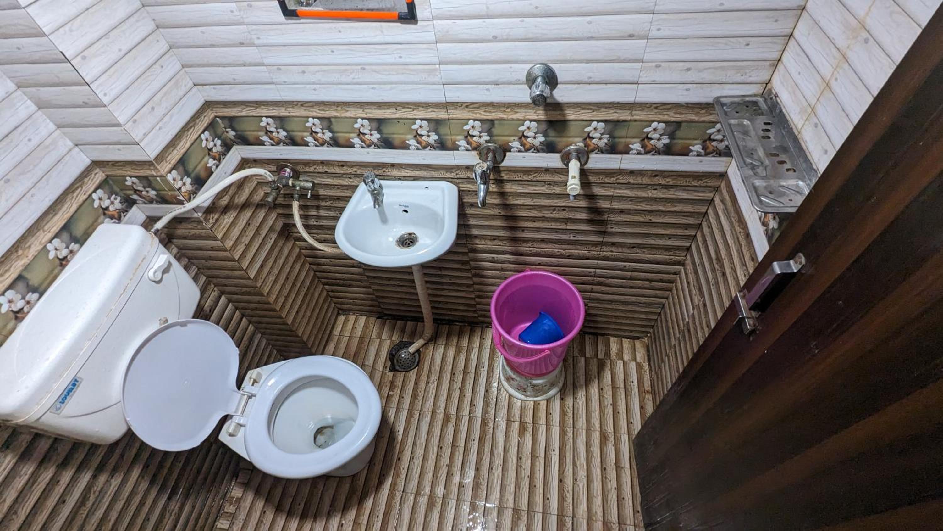 Deluxe Double Room (2 Adults + 1 Child) photo 2