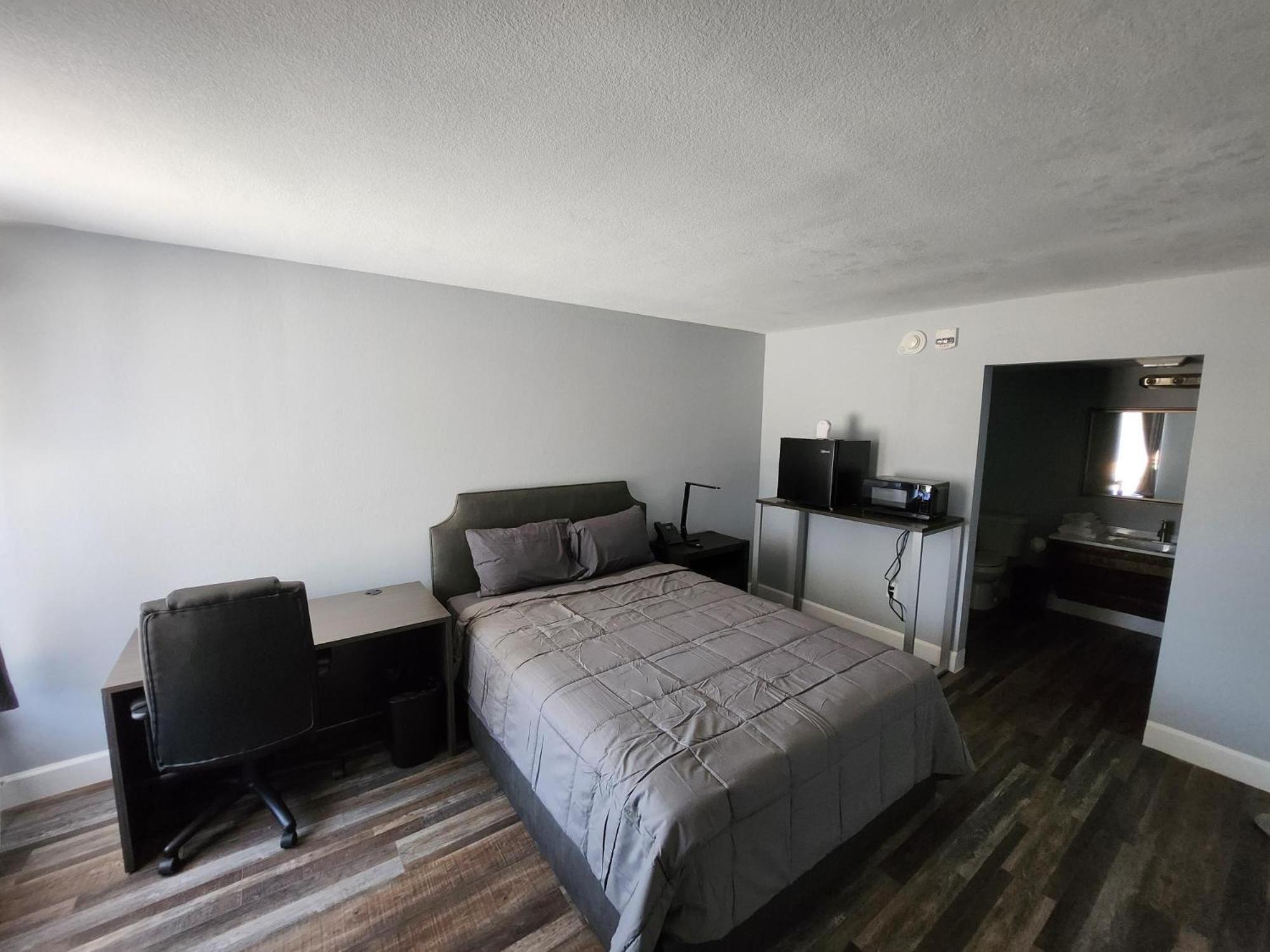 Queen Room - Disability Access photo 1