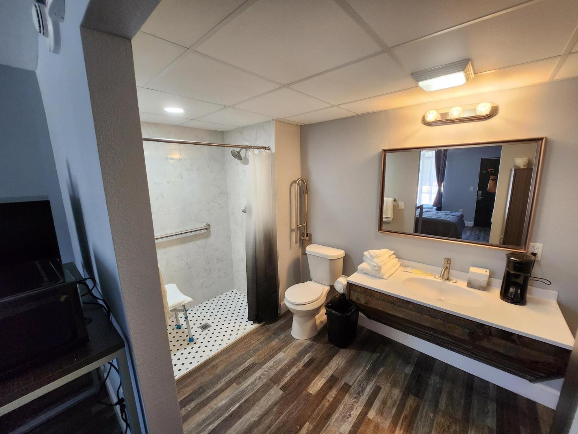 Queen Room - Disability Access photo 3