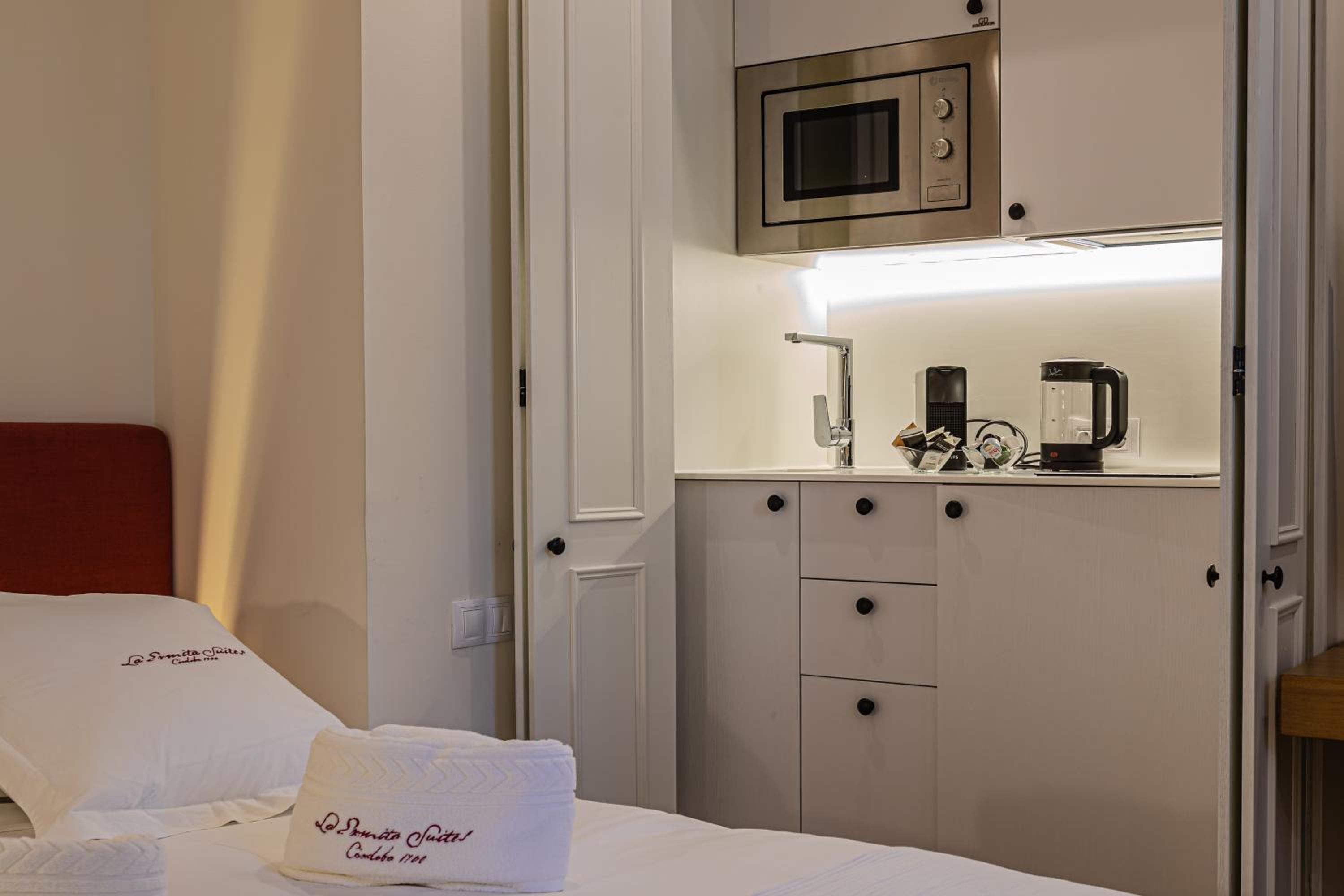 Deluxe Double Room - Photo 12