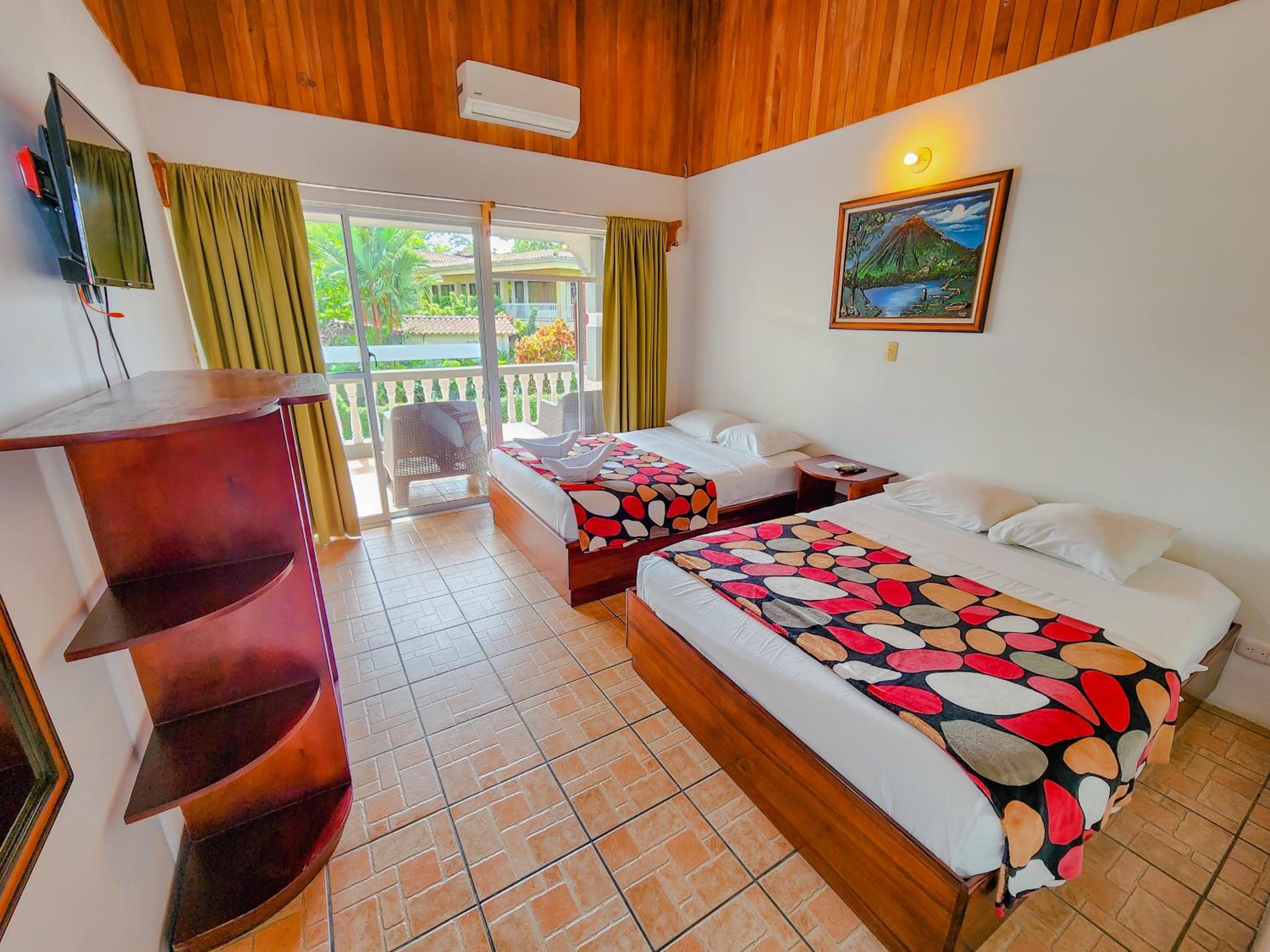 Double Room with Balcony - Photo 4