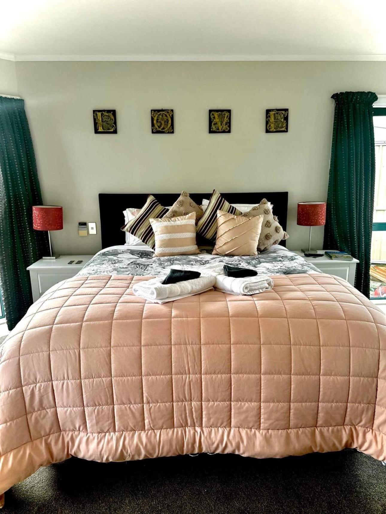 Deluxe King Suite photo 3