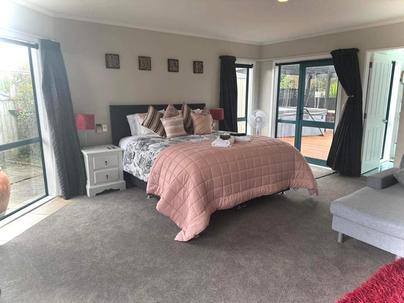 Deluxe King Suite photo 2