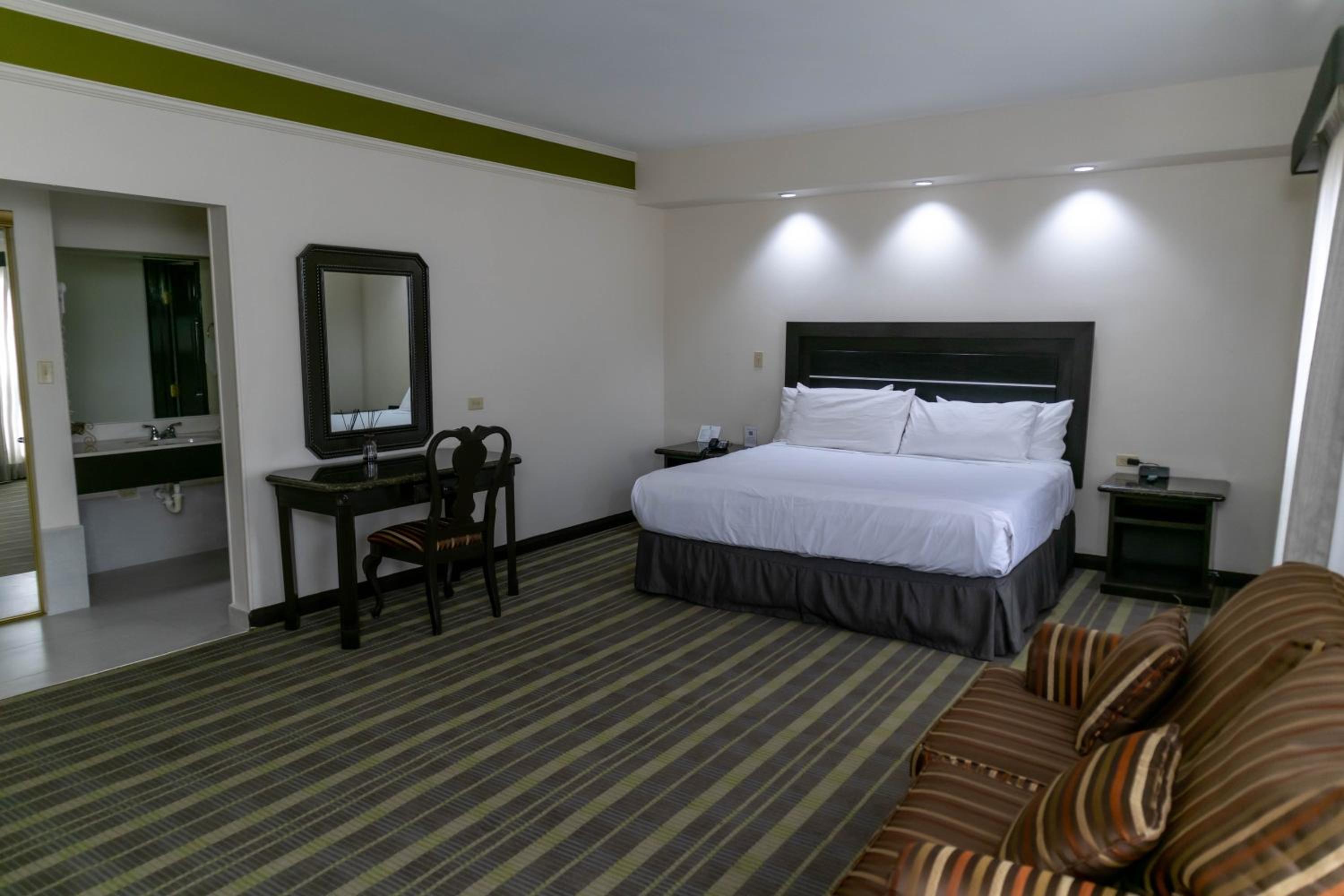 King Suite - Non-Smoking photo 1