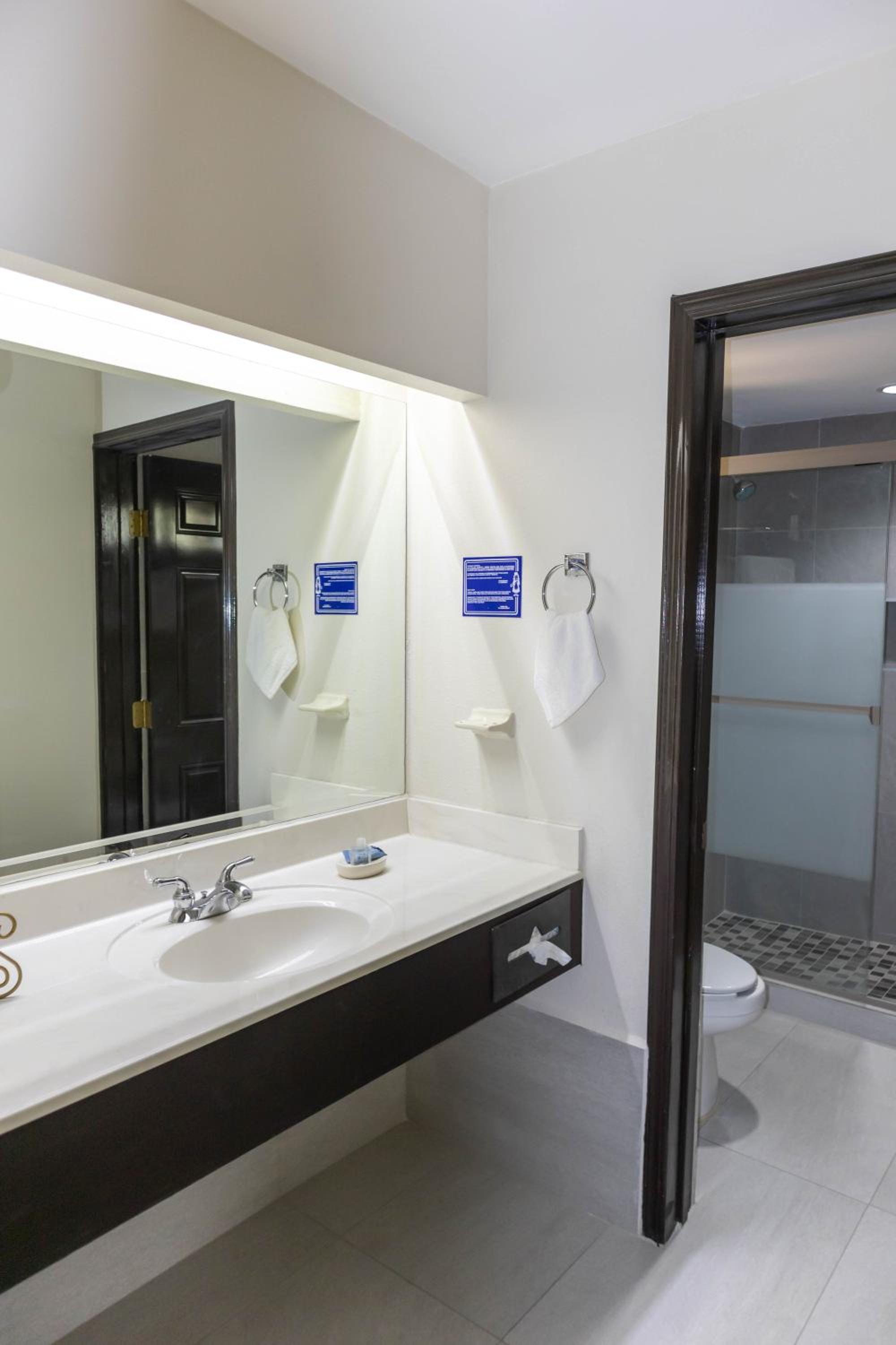 King Suite - Non-Smoking photo 3