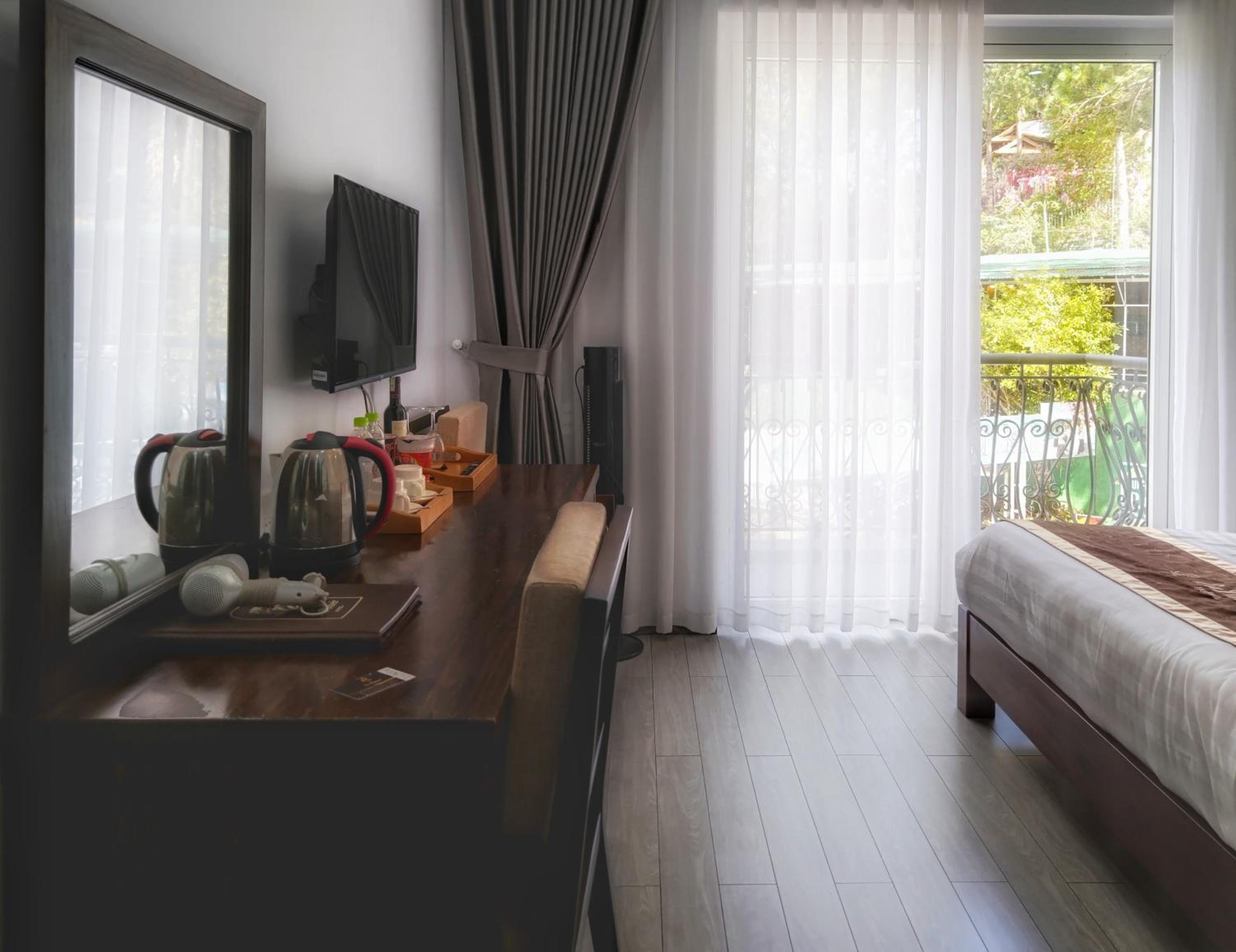 Double Room with Balcony - Photo 9